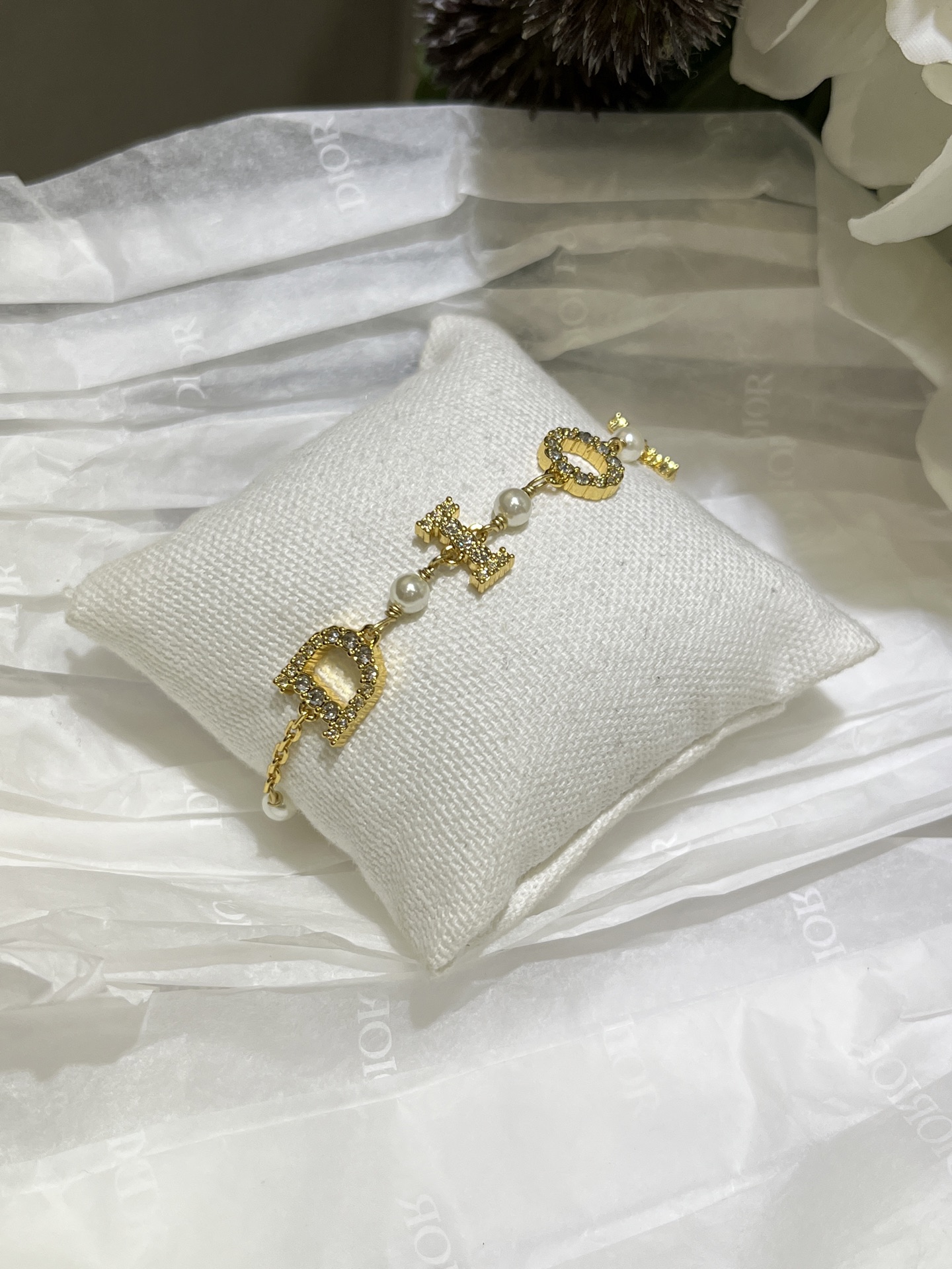 NO:632682,88180 Bracelet arrived today. 25 years new gold full diamond letters crystal pearl bracelet. Gold full diamond letters1986090988180今日到货手链 25年新款金色满钻字母水晶珍珠手链 金色满钻字母x小珍珠 一起点缀链条 细节处尽显贵气优雅闪闪的超级美～ yb一样黄铜材质 施华洛银色魅影钻 手链带包装盒,,bracelet,卡迪亚高端饰品,Jewelry