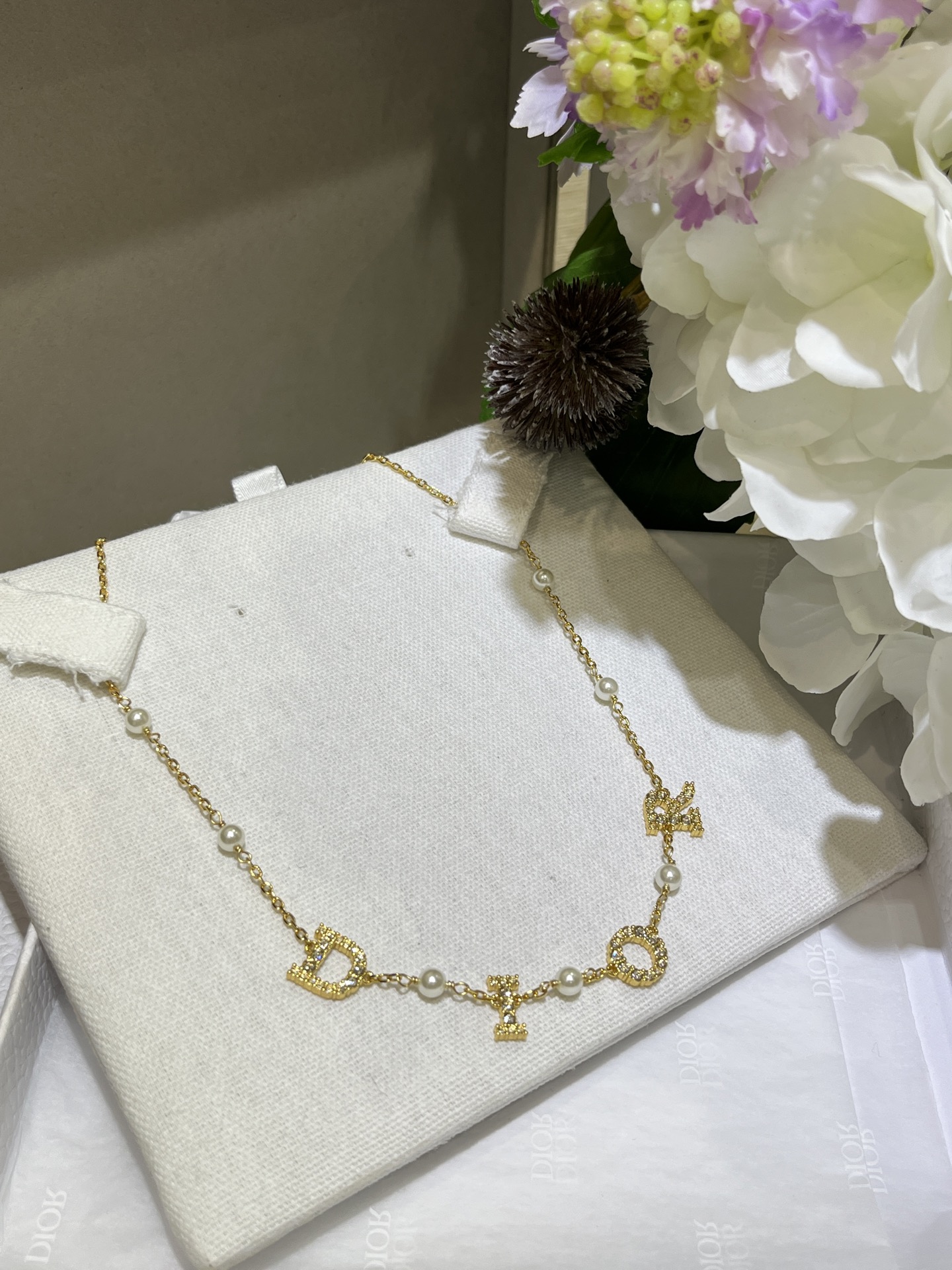 NO:632679,88200 The necklace arrived today. The 25-year new gold full diamond letter crystal pearl necklace. The gold full diamond letter1986090988200 今日到货项链 25年新款金色满钻字母水晶珍珠项链 金色满钻字母x小珍珠 一起点缀链条 细节处尽显贵气优雅闪闪的超级美～ yb一样黄铜材质 施华洛银色魅影钻 项链带包装盒,,necklace,卡迪亚高端饰品,Jewelry
