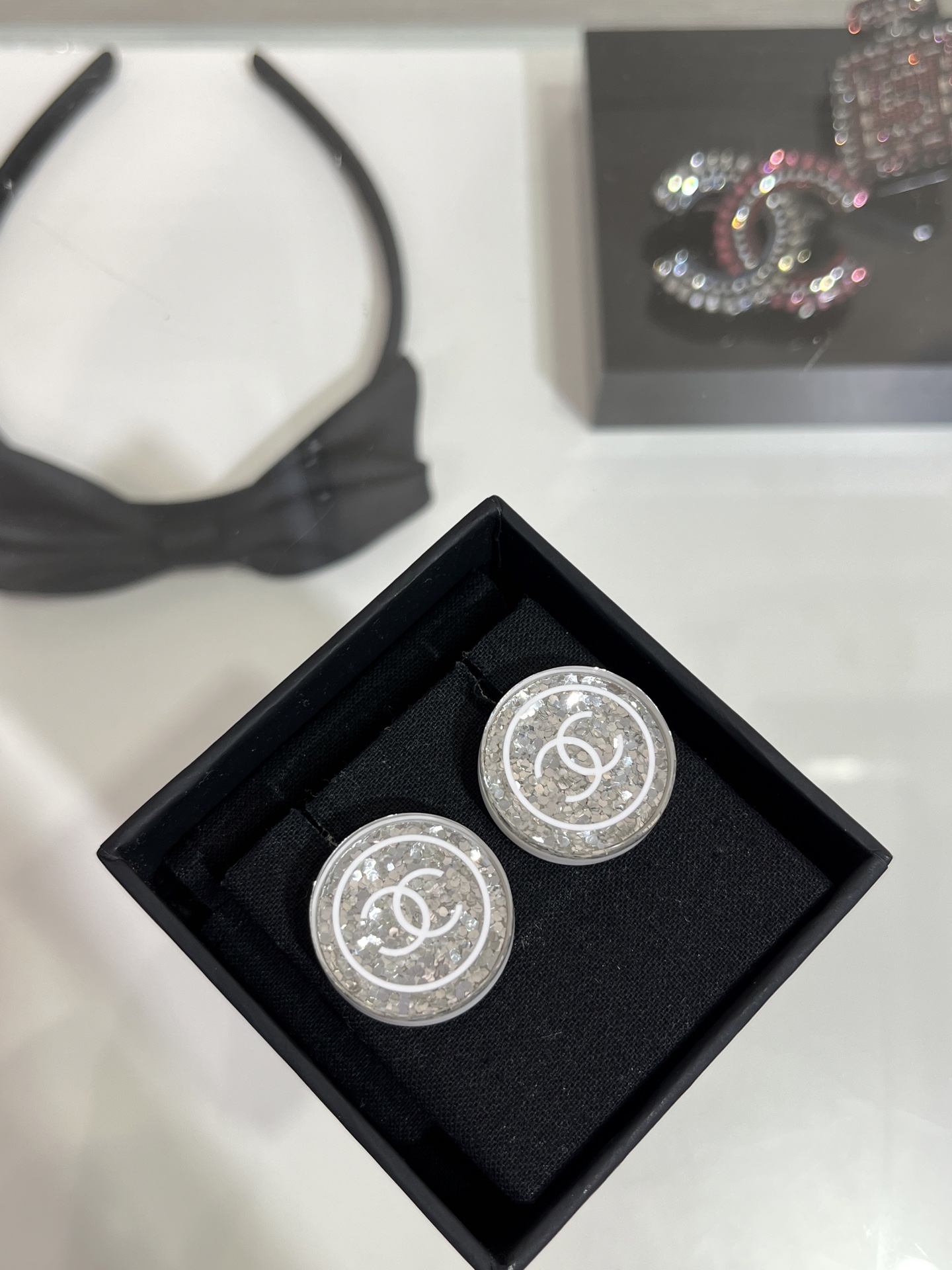 NO:632629,88180, Today’s new earrings. Purchased yb 25C new white double C glitter acrylic round earrings. The combination of white double C and silver glitter is so summery. It is comfortable to wear and looks good. This button design is really recommended. It is made of the same brass resin as yb. The top version is finally shipped, Cardia high-end jewelry1986090988180,今日新品耳钉 购入yb 25C新款白色双C闪片亚克力圆形耳钉 白色双C银色亮片的搭配太夏天了 佩戴舒适又好看 这种纽扣设计真的推荐 yb一样黄铜树脂材质 顶级版本终于出货,,卡迪亚高端饰品,Jewelry