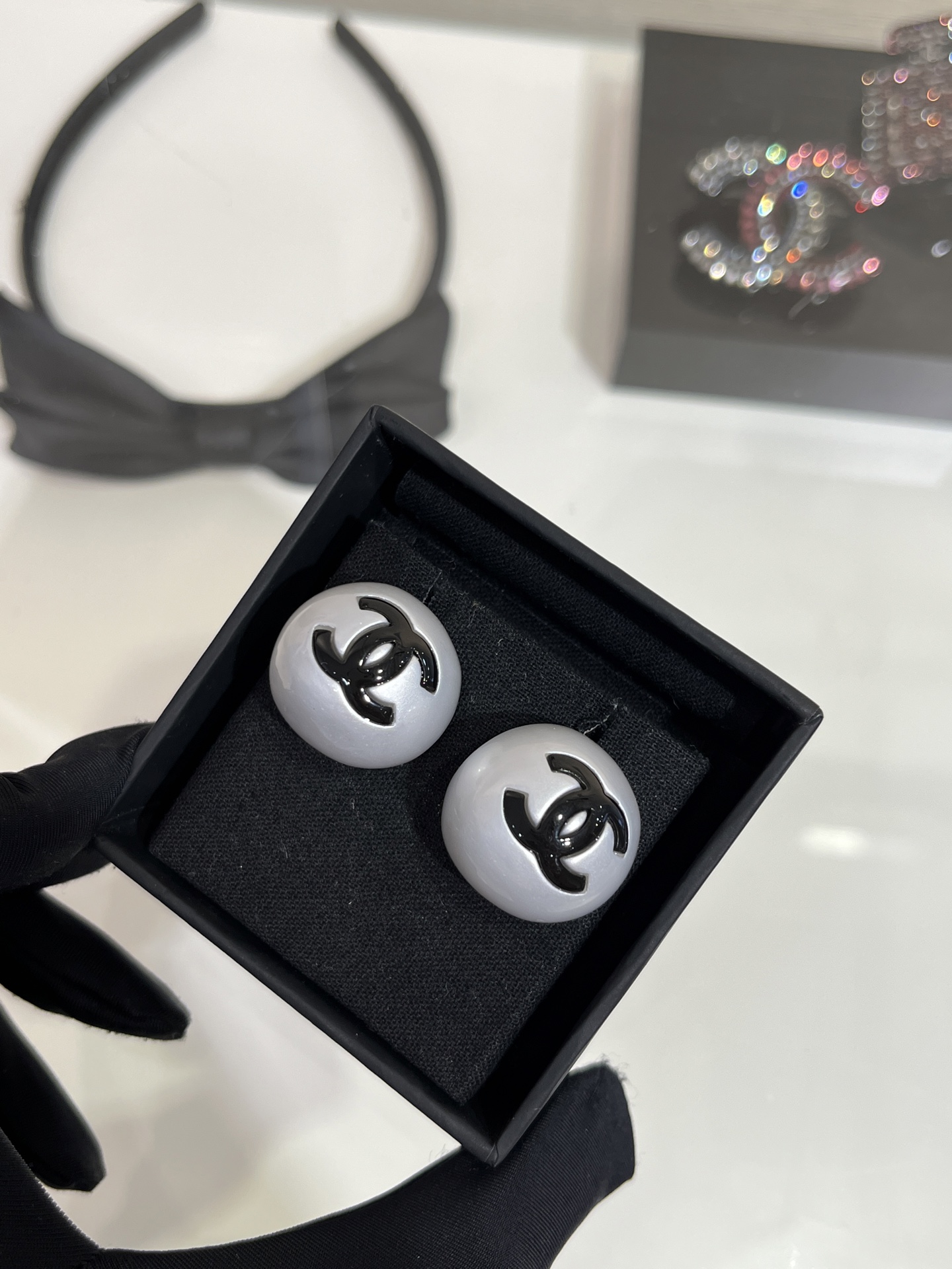 NO:635477,88160. Arrive today to buy yb top version 25 new black enamel double C pearl round button earrings. Must buy!  Gold, high silver, and Wei Xue's same style earrings. The black and white classic color combination is so cool. The upper ear is super atmospheric. The single pearl style is versatile and not picky. It looks good with any combination. The same brass material as yb, resin, Cartier high-end jewelry.1986090988160.今日到货购入yb 顶级版本 25新款黑色珐琅双C珍珠圆形纽扣耳钉 一定要入！金高银,韦雪同款耳钉 黑白经典拼色太酷啦上耳超有氛围感 单颗珍珠款式百搭不挑人 怎么搭都好看 yb一样黄铜材质树脂,,卡迪亚高端饰品,Jewelry