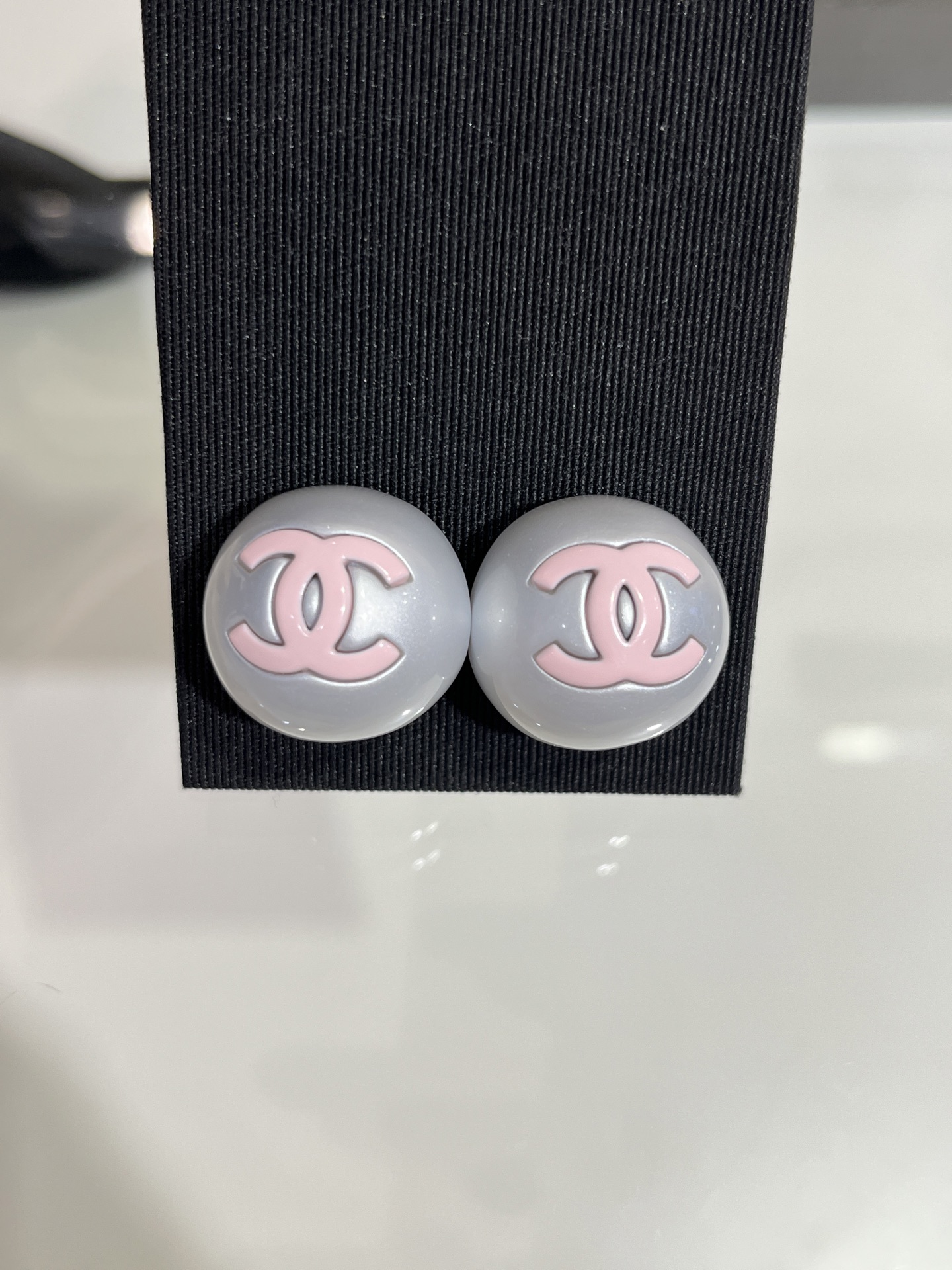 NO:634361,88160, today’s new earrings. Purchased yb 25C new pink enamel double C pearl round button earrings. Jennie’s same style must-have small fragrant earrings. The pink double C color is too tender. The upper ear is super atmospheric. The single pearl style is versatile and not attractive. It modifies the face. The same brass material as yb. Resin. Top version. Round bean stud earrings, earrings, Cardia high-end jewelry.1986090988160, 今日新品耳钉 购入yb 25C新款粉色珐琅双C珍珠圆形纽扣耳钉 Jennie同款一定要入的小香耳钉 粉色双C颜色太嫩啦 上耳超有氛围感 单颗珍珠款式百搭不挑人 修饰脸型 yb一样黄铜材质树脂 顶级版本 圆豆豆耳钉耳环,,earrings,卡迪亚高端饰品,Jewelry