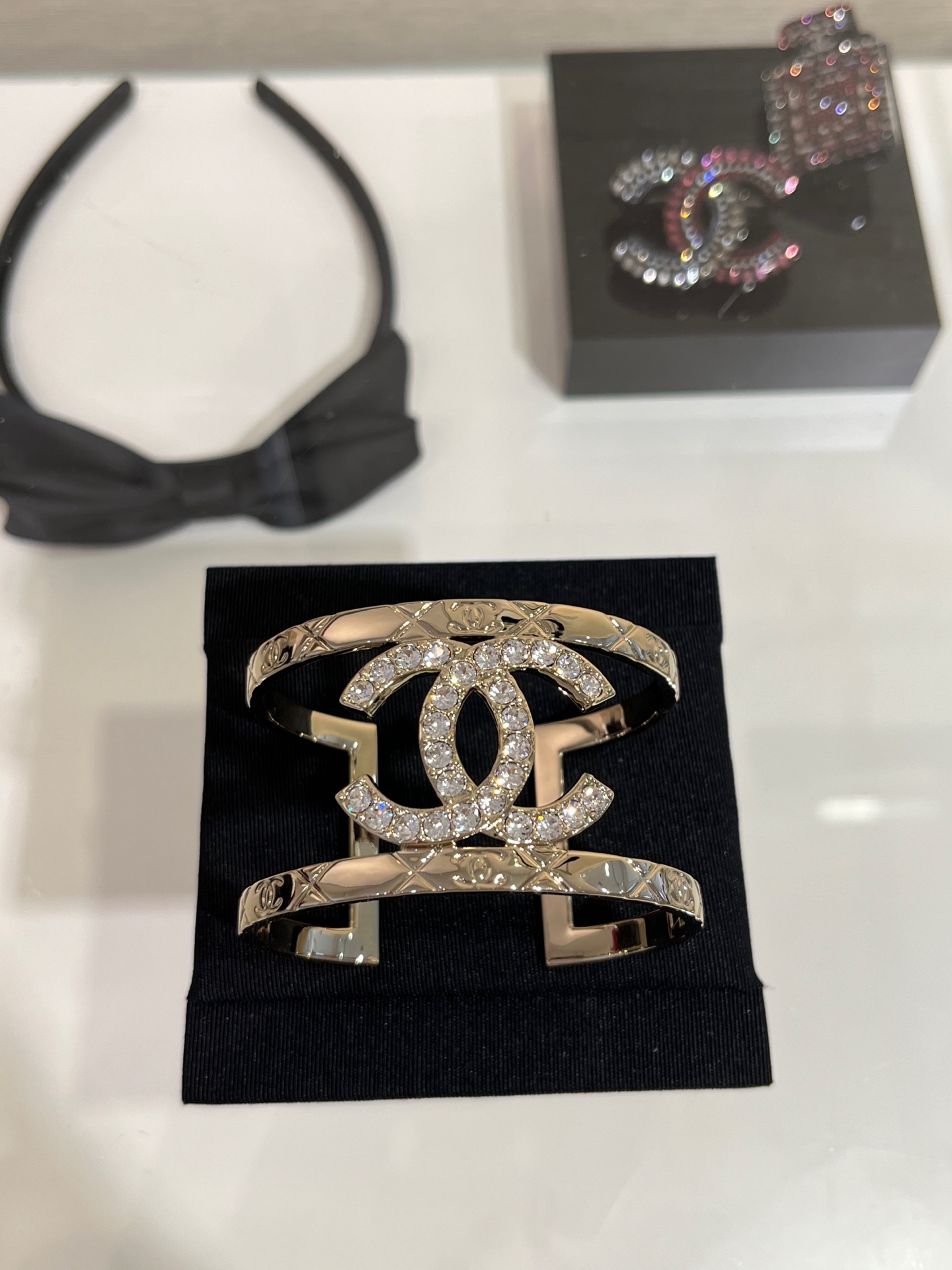 NO:633198,A must buy when arriving today, the top version 25P new gold full diamond double C diamond pattern hollow wide open bracelet Xiaoxiangjia’s iconic diamond pattern is simple and very textured, very much like the Coco Crush jewelry series. The wide hollow design has a sense of presence and is light and comfortable at the same time. YB-like brass material Swarovski diamond bracelet bracelet with packaging box, Chanel, Bracelet, Cartier high-end jewelry19860909今日到货必入款,顶级版本 25P新款金色满钻双C菱格纹镂空宽版开口手环 小香家标志性的菱格纹 简洁又很有质感 很有coco crush珠宝系列的气质 宽版镂空设计有存在感的同时又轻盈舒适 yb一样黄铜材质 施华洛钻 手镯手环带包装盒,,chanel,bracelet,卡迪亚高端饰品,Jewelry