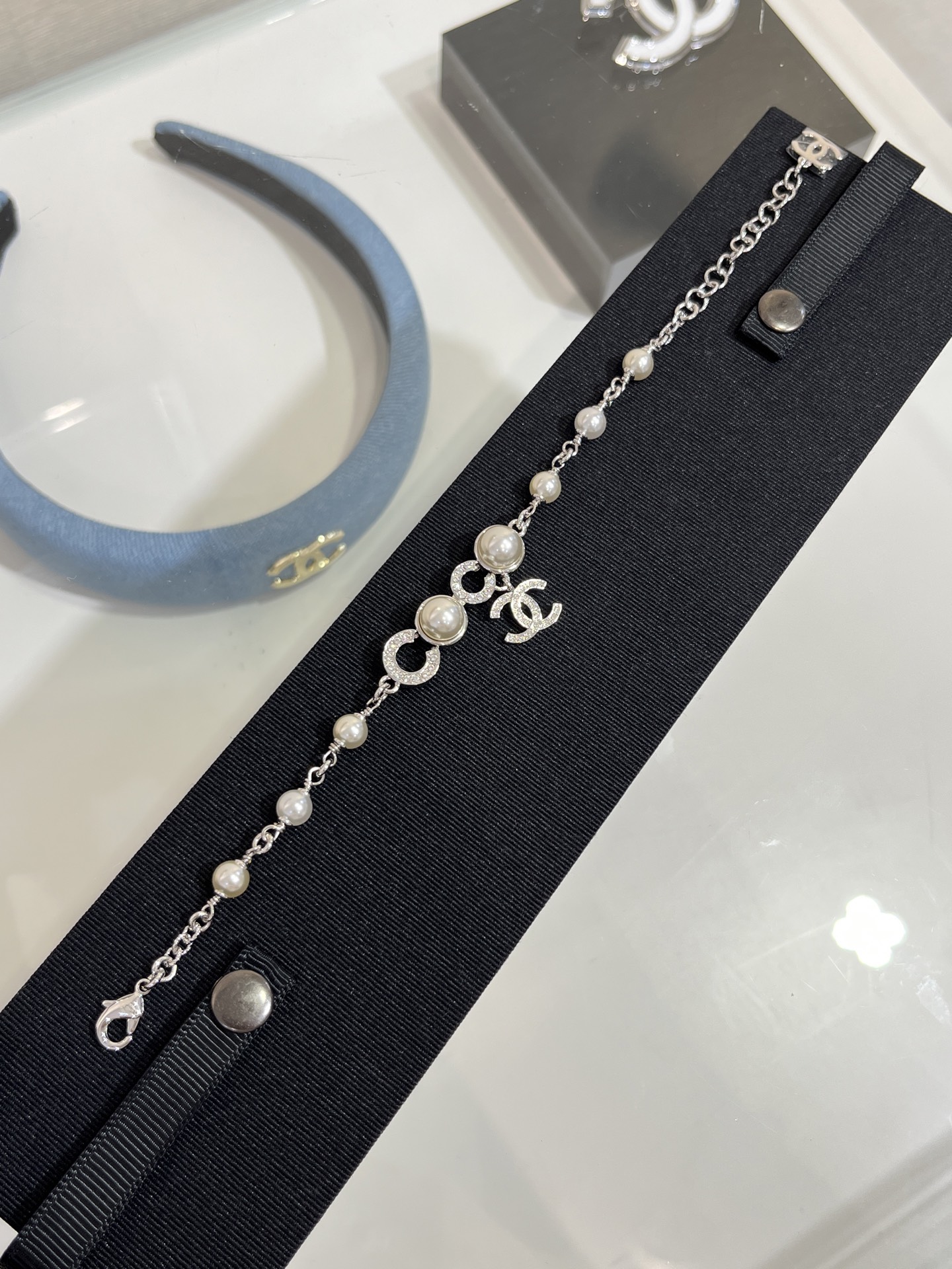 NO:632601,88200, today’s new bracelet, top version, 25s new rhinestone pearl coco double C silver bracelet, pearl and rhinestone COCO classic double C small pendant, paired with cool silver, you can’t go wrong with your eyes closed. The bracelet has textured workmanship and will not be light when you use it. The same brass material as yb. Swarovski diamond. Customized pearls, bracelet, Cartier high-end jewelry.1986090988200,今日新品手链 顶级版本 25s新款水钻珍珠coco双C银色手链 珍珠拼水钻COCO经典双C小吊坠 搭配清冷银色真的闭眼入不出错 手链做工有质感,上手不会轻飘飘 yb一样黄铜材质 施华洛钻 定制珍珠,,bracelet,卡迪亚高端饰品,Jewelry