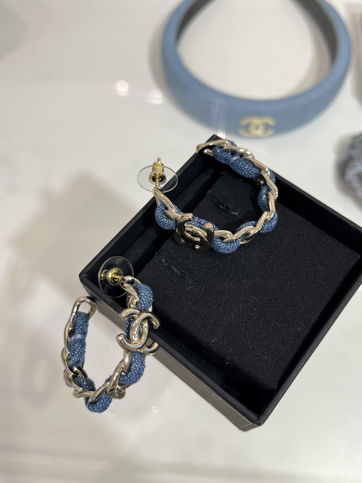 NO:359509,Earrings 25P new gold double C denim jeans wearing chain earrings Light-color denim jeans wearing chain design is so cool The concave style must have a fashionable and casual slack feeling, Chanel earrings, chanel, earrings19860909耳圈款 25P新款金色双C丹宁牛仔穿链耳环 浅色丹宁牛仔穿链设计太酷了 凹造型必备时髦休闲的松弛感拿捏了,香奈儿耳钉,chanel,earrings,Jewelry