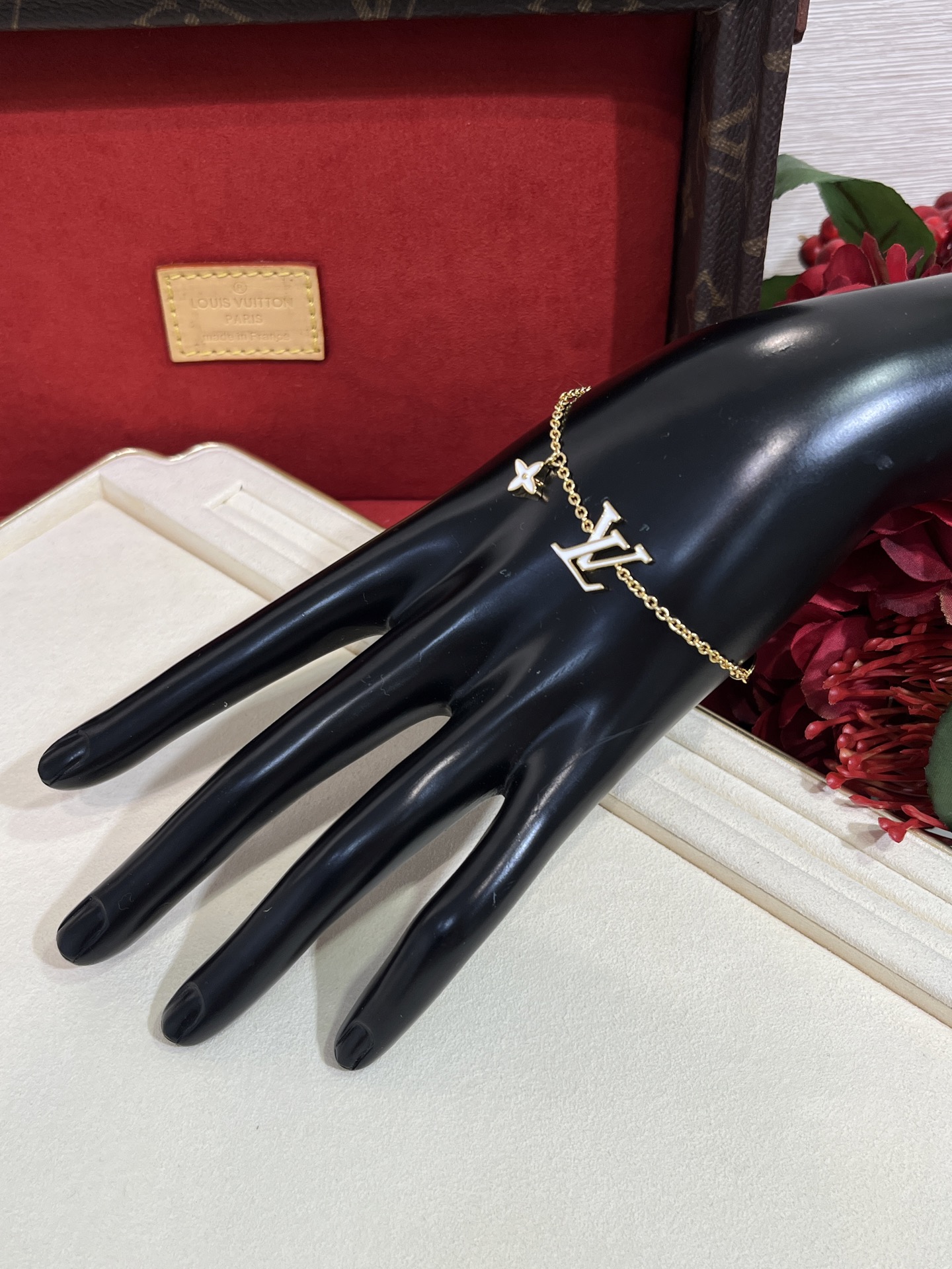 NO:633419,88160, today's new bracelet. Purchase yb LV's new ICONIC series white enamel letter gold bracelet. The classic and simple letter design looks good on anyone. The refreshing white enamel is a perfect match for summer. z Purchase and customize. Same brass material. Customized at a low price. Know your stuff with your eyes closed. Louis Vuitton, Bracelet, Cartier high-end jewelry1986090988160,今日新品手链 购入yb LV 新款 ICONIC系列白色珐琅字母金色手链 经典简约的字母设计谁戴谁好看 清爽白色珐琅和夏日简直绝配 z购入定制 一样黄铜材质 定制小价位 懂货宝子闭眼入,,louis vuitton,bracelet,卡迪亚高端饰品,Jewelry