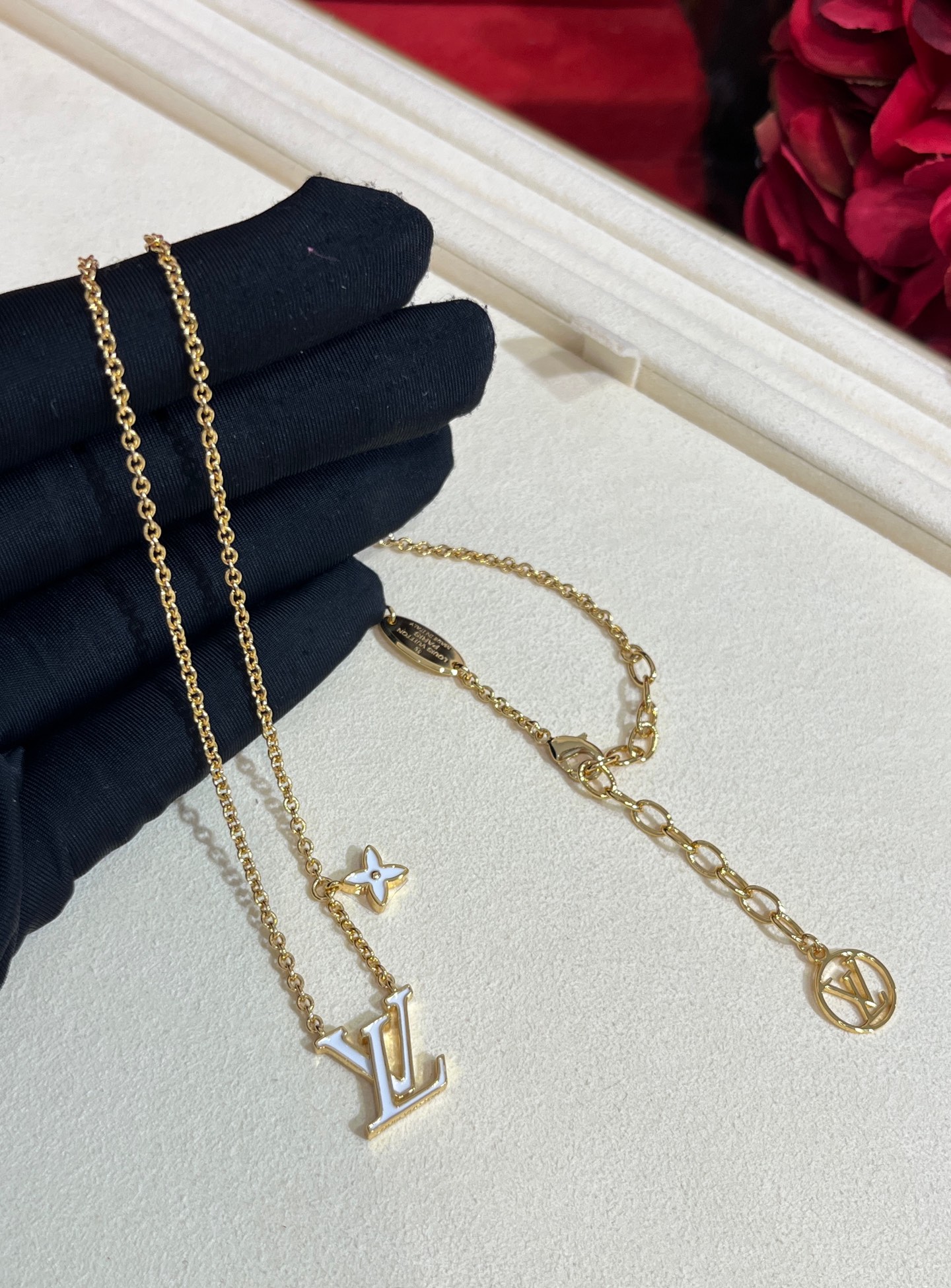 NO:633416,88180. Today's new necklace. Purchase yb LV's new ICONIC series white enamel letter necklace. The classic and simple letter design looks good on anyone. The refreshing white enamel is a perfect match for summer. Purchase and customize. Same brass material. Customized at a low price. Know the goods with your eyes closed. Louis Vuitton, necklace, Cartier high-end jewelry1986090988180.今日新品项链 购入yb LV 新款 ICONIC系列白色珐琅字母项链 经典简约的字母设计谁戴谁好看 清爽白色珐琅与夏日简直绝配 z购入定制 一样黄铜材质 定制小价位 懂货宝子闭眼入,,louis vuitton,necklace,卡迪亚高端饰品,Jewelry