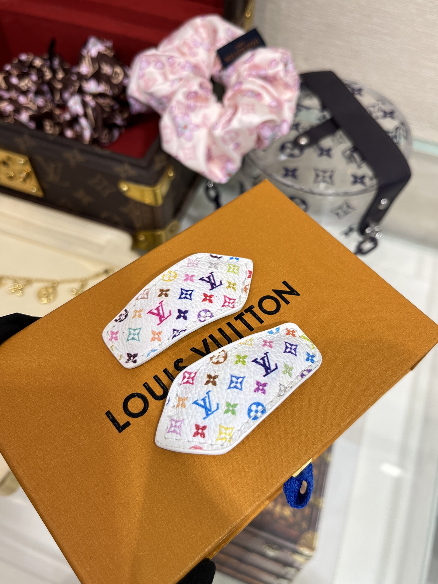 NO:633130,88200 pair, today's new white three-color hairpin set, Ouyang Nana's same style as Murakami Takashi's LV collaboration, classic presbyopic white three-color hairpin set. Jumping color1986090988200一对,今日新品白三彩 欧阳娜娜同款村上隆Lv合作款经典老花白三彩发夹套装 跳跃色彩x经典老花 非常有y2k的感觉 太吸睛了 这个系列专柜超级难买 一对分左右 bb夹的款式很好佩戴哦,,louis vuitton,hairpins,卡迪亚高端饰品,Jewelry