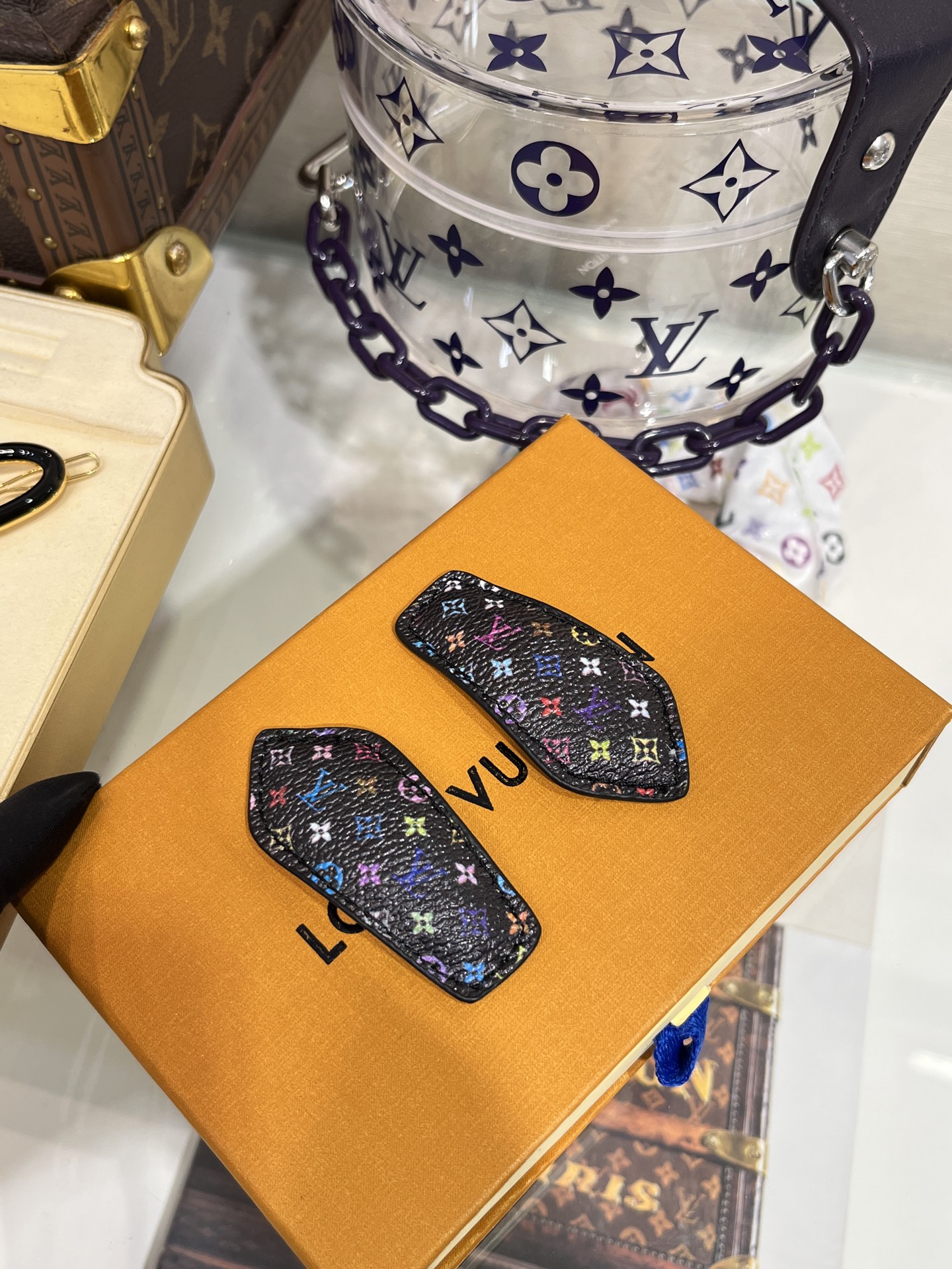 NO:633136,88200 pair Today's new black tricolor Ouyang Nana's same style Murakami Takashi LV collaboration classic presbyopic black tricolor hairpin set Jumping color1986090988200一对 今日新品黑三彩 欧阳娜娜同款村上隆Lv合作款经典老花黑三彩发夹套装 跳跃色彩x经典老花 非常有y2k的感觉 太吸睛了 这个系列专柜超级难买 一对分左右 bb夹的款式很好佩戴哦,,louis vuitton,hairpins,卡迪亚高端饰品,Jewelry