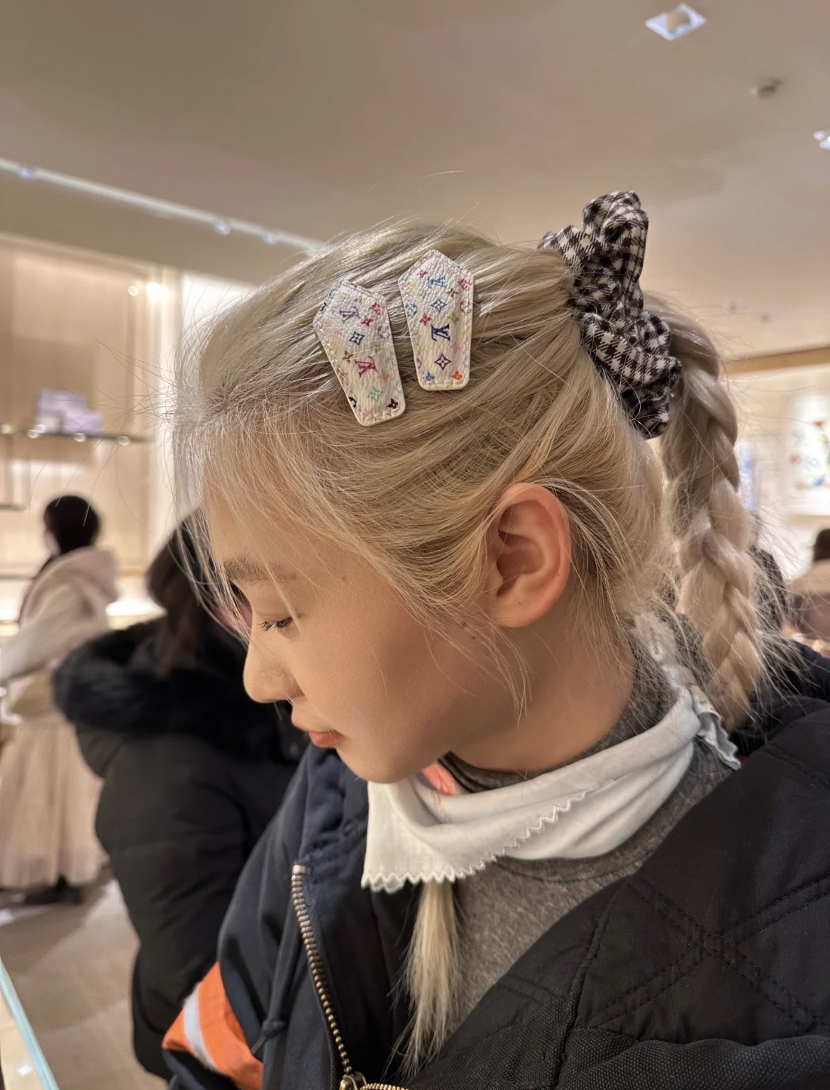 NO:633110,The one with the most icks among beauties is the white three-color bb clip. It has a very summery atmosphere. Recommended, Cardia high-end jewelry.19860909最多美女ick的是白三彩bb夹 非常有夏天的氛围好看推荐,,卡迪亚高端饰品,Jewelry