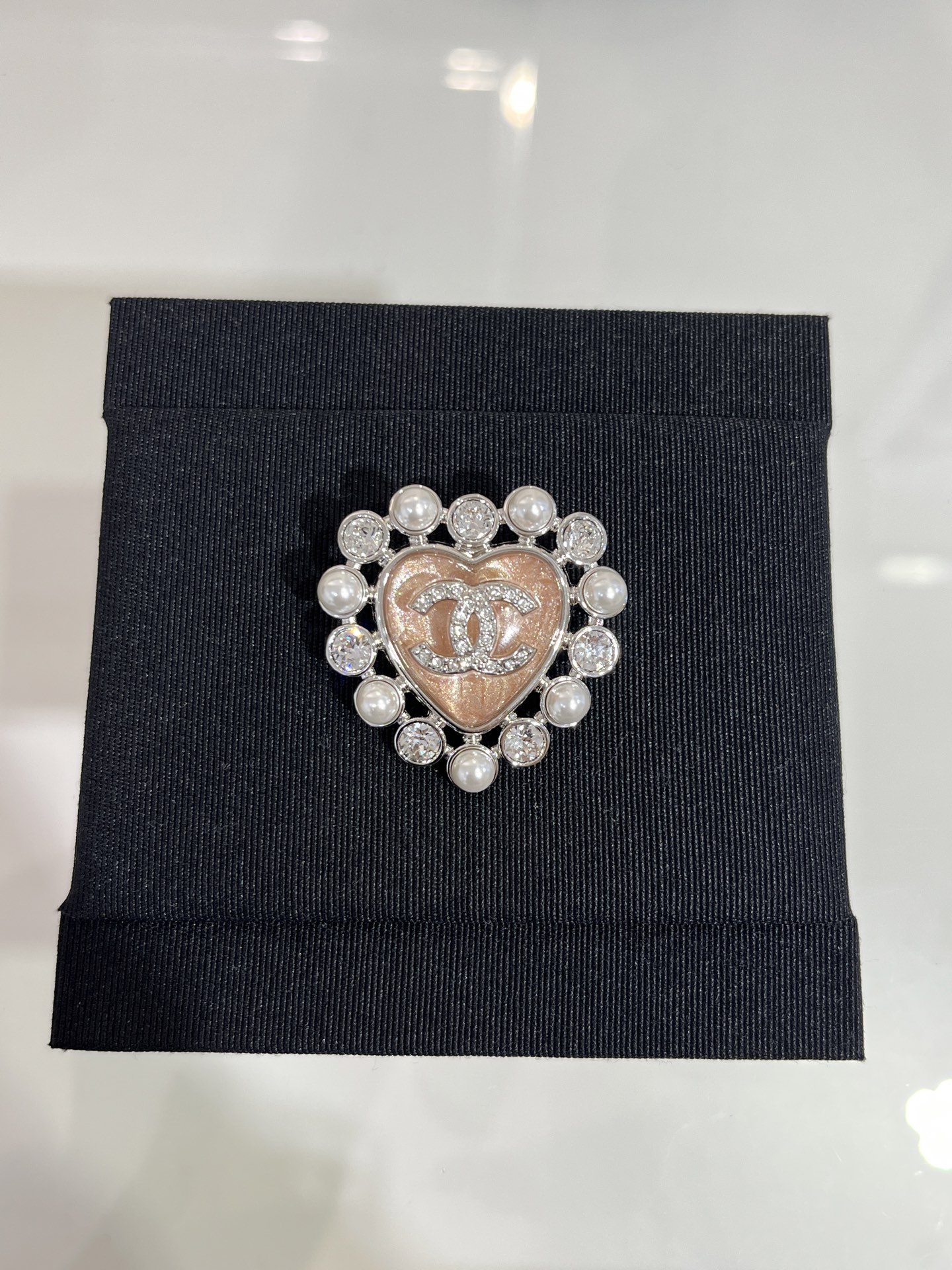 NO:634243,88200, the brooch arrived today. 25 new silver full diamond double C pink love brooch. There are sequins in the resin. It looks sparkling and very watery. Pearls and rhinestones surround the pink love. Super exquisite. YB-like brass material. Swarovski diamonds. Customized high-end resin, brooch, breastpin, Cardia high-end jewelry.1986090988200,今日到货胸针 25新款银色满钻双C粉色爱心胸针 树脂里面有亮片 显得波光粼粼很水灵 珍珠与水钻相间围绕粉色爱心 超级精致 yb一样黄铜材质 施华洛钻 定制高级树脂,,brooch，breastpin,卡迪亚高端饰品,Jewelry