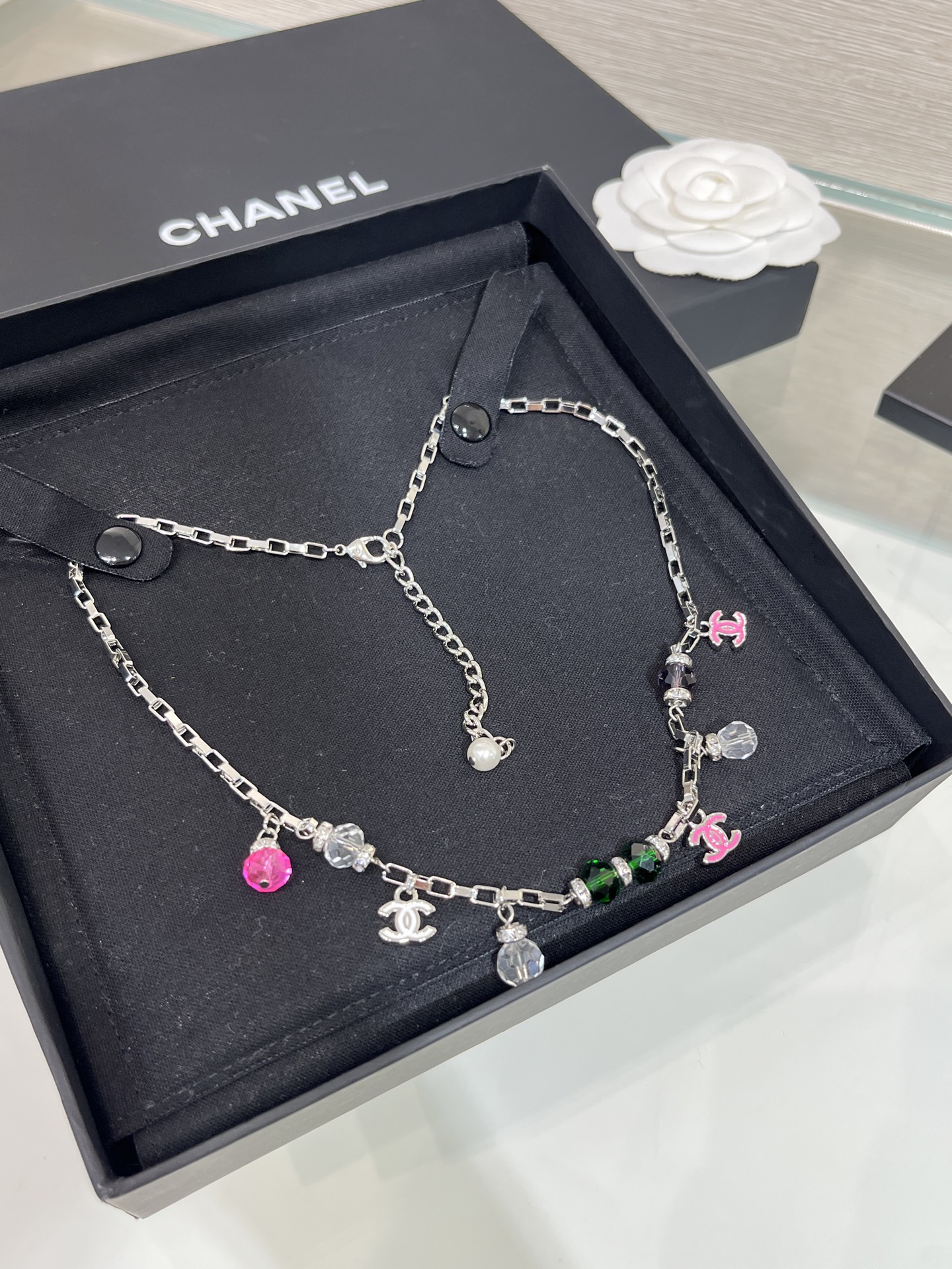 NO:632824,88260 The second-hand model arrived today. Colorful enamel double C colorful crystal beaded necklace. Colored crystal with enamel cc. It is perfect for summer. It is full of energy and feels like a y2k millennial hottie. The design of the beaded chain is very special. It is childlike and cute. It is full of personality. It is made of consistent brass material. The necklace comes with picture packaging, necklace, Cardia high-end jewelry.1986090988260今日到货中古款  彩色珐琅双C多彩水晶串珠项链 彩色水晶搭配珐琅cc 太适合夏天啦 活力满满又很有y2k千禧辣妹的感觉 串珠链条设计很特别 童趣可爱个性十足 z一致黄铜材质 项链带图片包装,,necklace,卡迪亚高端饰品,Jewelry