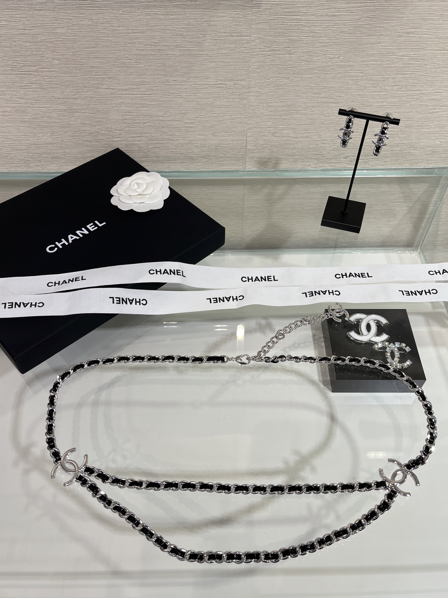 NO:634475,88330, the most popular waist chain arrived today. 25 new silver double C black patent leather chain waist chain necklace dual-use style. Black patent leather chain design, full of sweet and cool feeling. Very casual and fashionable feel. The black and silver color is super versatile. It can be used as a waist chain or a sweater chain. It is so worth it. The same brass material as yb + black patent leather. The texture is very good, sweaters, necklace, Cardia high-end jewelry.1986090988330,今日到货爆款腰链 25新款银色双C黑色漆皮链条腰链项链两用款 黑色漆皮穿链设计 甜酷感十足 很有休闲时髦的feel 黑银配色超级百搭 既可以当腰链又可以当毛衣链 太值了 yb一样黄铜材质+黑色漆皮 质感很好,,sweaters,necklace,卡迪亚高端饰品,Jewelry