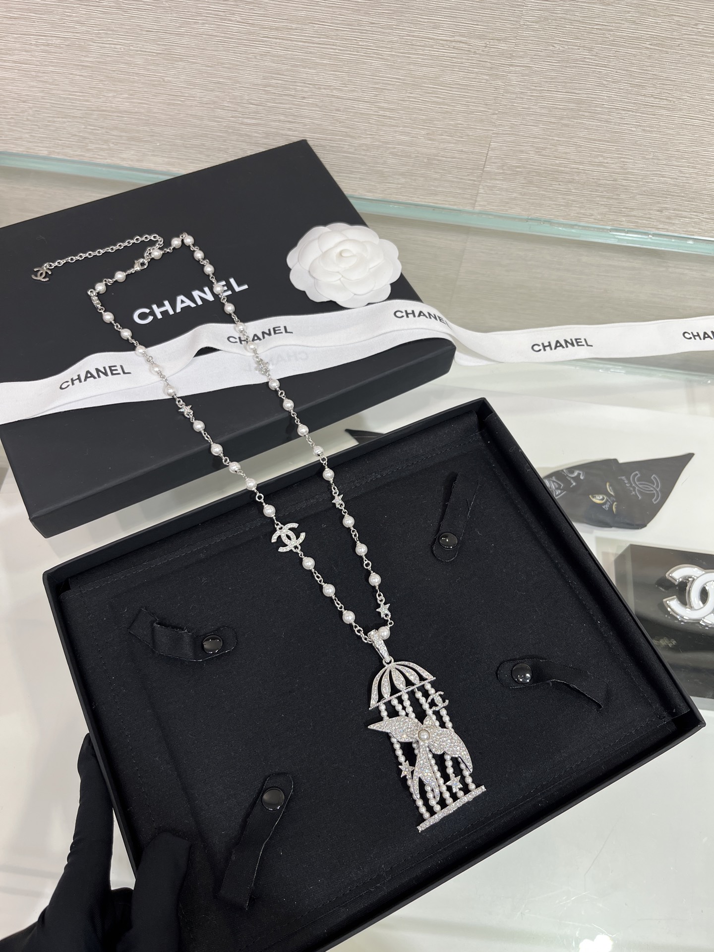 NO:633173,88360 Heavy industry sweater chain arrived today. 25s new silver flying bird full of diamonds and double C woven birdcage pearl necklace. Full of diamonds and flying birds hand-woven pearl birdcage. The fusion of nature and jewelry art is very important. The design is too clever. The details are very exquisite. It is completely collection level. The same brass material as yb. Customized crystal pearls. Necklace sweater chain with packaging box. High-quality beads, sweaters, necklace, Cartier high-end jewelry.1986090988360 今日到货重工款毛衣链 25s新款银色飞鸟满钻双C编织鸟笼珍珠项链 满钻飞鸟手工编织珍珠鸟笼 非常重大自然与珠宝艺术的融合设计太巧妙了 细节精致度非常之高 完全是收藏级别 yb一样黄铜材质 定制水晶珍珠 项链毛衣链带包装盒 高珠即视感,,sweaters,necklace,卡迪亚高端饰品,Jewelry