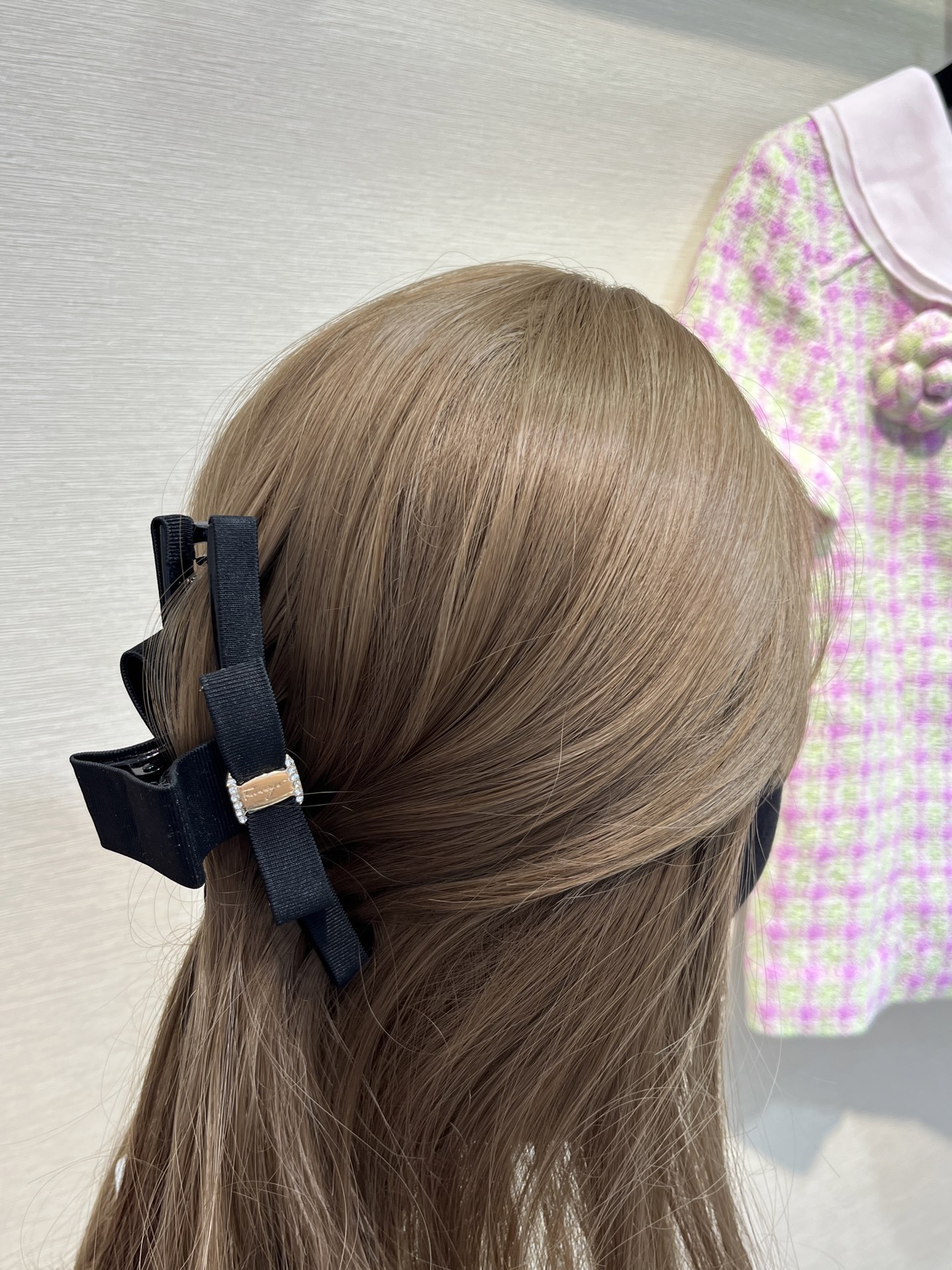 NO:632815,88190 Today's new product clip, Ferragamo's classic old money black bow shark clip clip. Classic bow crystal style. It has the temperament of a rich girl. You can complete your hair style with just a grab and clip every day. Recommended gifts, complete box with tags, ferragamo, Cartier high-end jewelry1986090988190 今日新品抓夹 菲拉格慕经典老钱黑色蝴蝶结鲨鱼夹抓夹 经典蝴蝶结水晶款 很有富家千金气质 日常随手一抓一夹就能完成发型搭配 送礼推荐,盒子吊牌齐全,,ferragamo,卡迪亚高端饰品,Jewelry