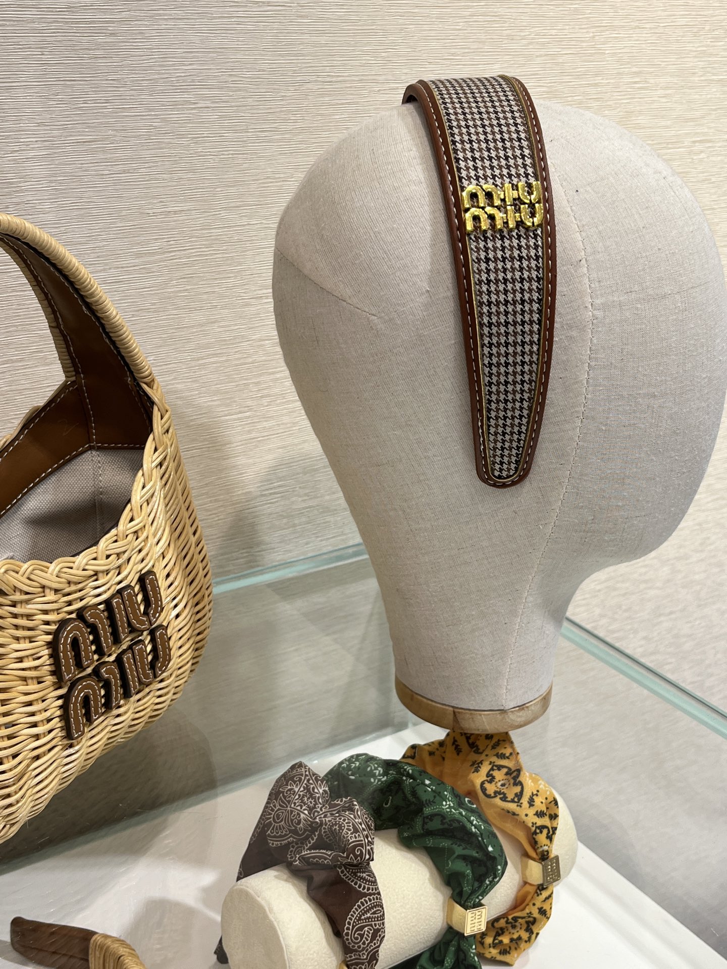 NO:632907,Today's new hairbands New style retro plaid wide headbands with golden letters Brown houndstooth has a retro and elegant atmosphere Classic wide design A must-have for high-ceiling hairdos The upper body has the temperament of a wealthy daughter The concave shape looks great in photos, Cardia high-end jewelry19860909今日新品发箍 新款金色字母复古格子宽版发箍 棕色系千鸟格太有复古优雅氛围感了 经典宽版设计 高颅顶发型必备 上身很有富家千金气质 凹造型拍照超好看,,卡迪亚高端饰品,Jewelry