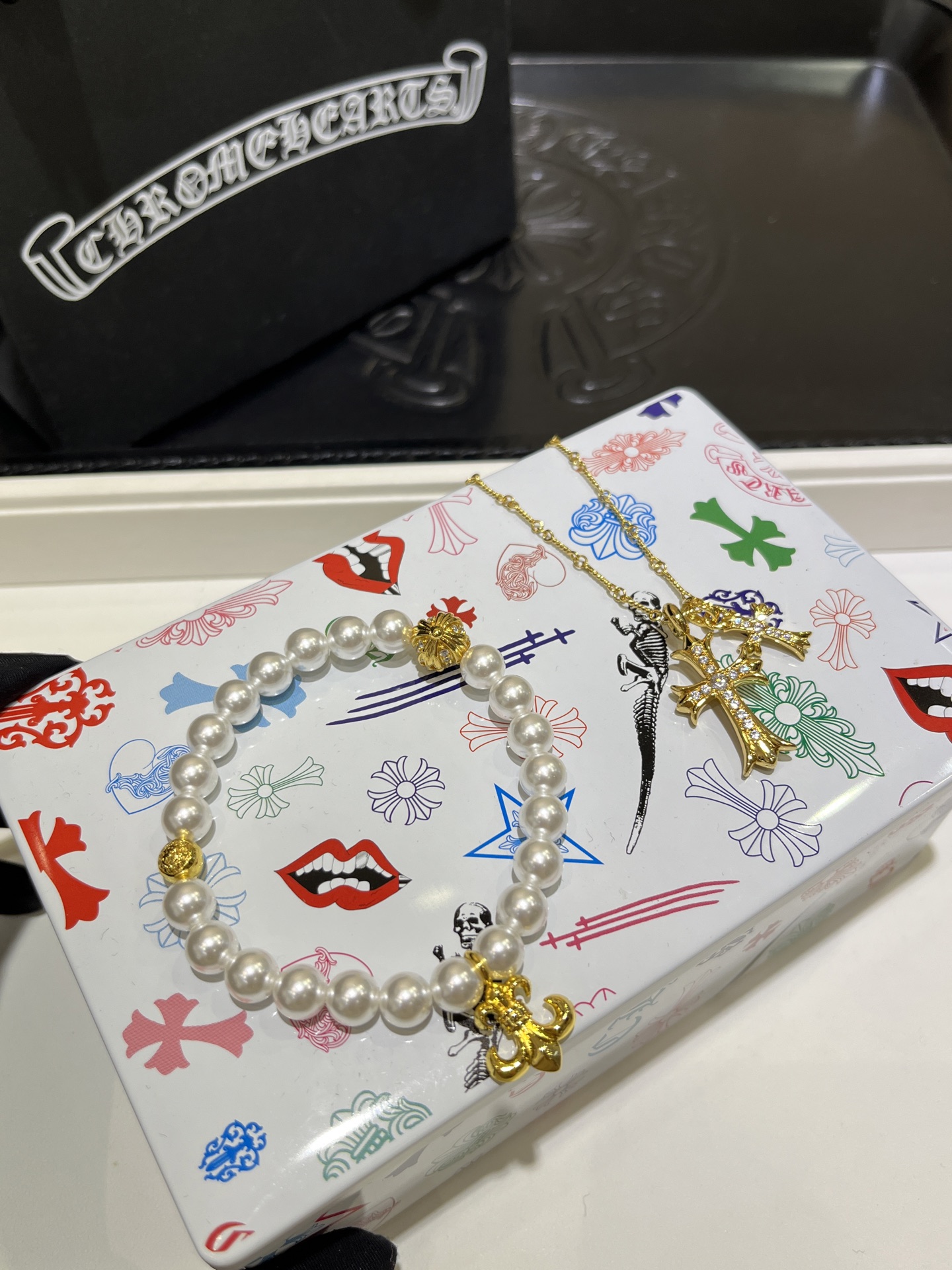 NO:635704,Bracelet arrived today Chrome Hearts new 22k gold Scout Flower Cross Pearl Bracelet Pearl19860909手链 今日到货 克罗心新款 22k金色童军花十字架珍珠手链 珍珠x克罗心 搭配起来意外的好看 酷飒摇滚风又带着优雅古典美 很个性 环保铜镀金定制珍珠 非真珠 手链带 全套包装,,chrome hearts,bracelet,gold plating,卡迪亚高端饰品,Jewelry