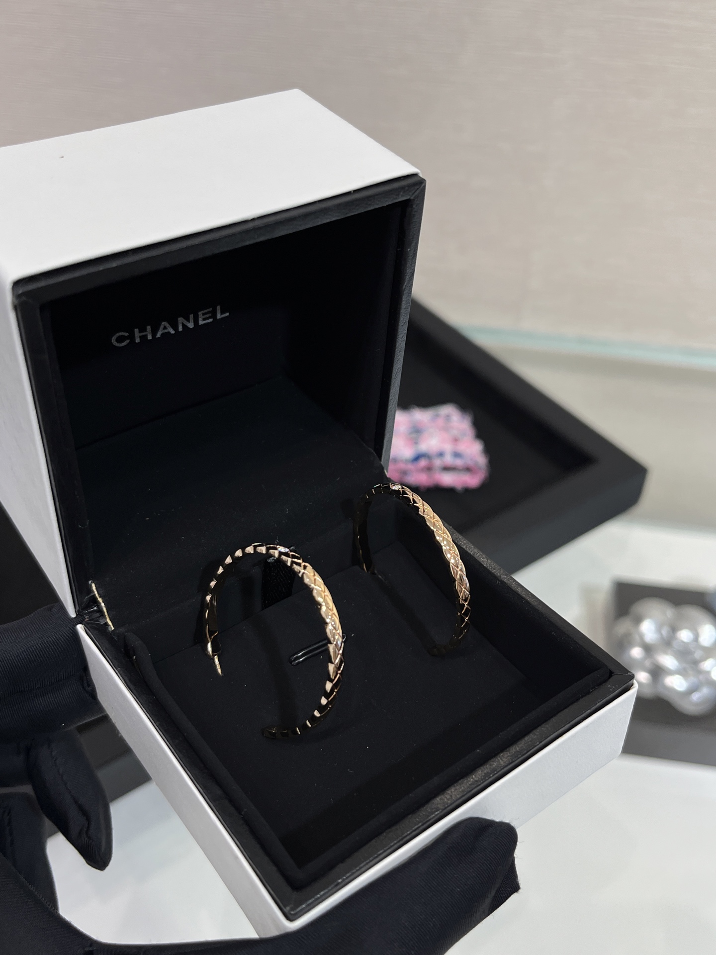NO:723044,High-end jewelry series Xiaoxiang's new coco crush beige gold hoop earrings with diamonds, Chanel earrings, chanel, earrings19860909高级珠宝系列 小香新款coco crush米金色带钻菱格纹圆圈耳环,香奈儿耳钉,chanel,earrings,Jewelry