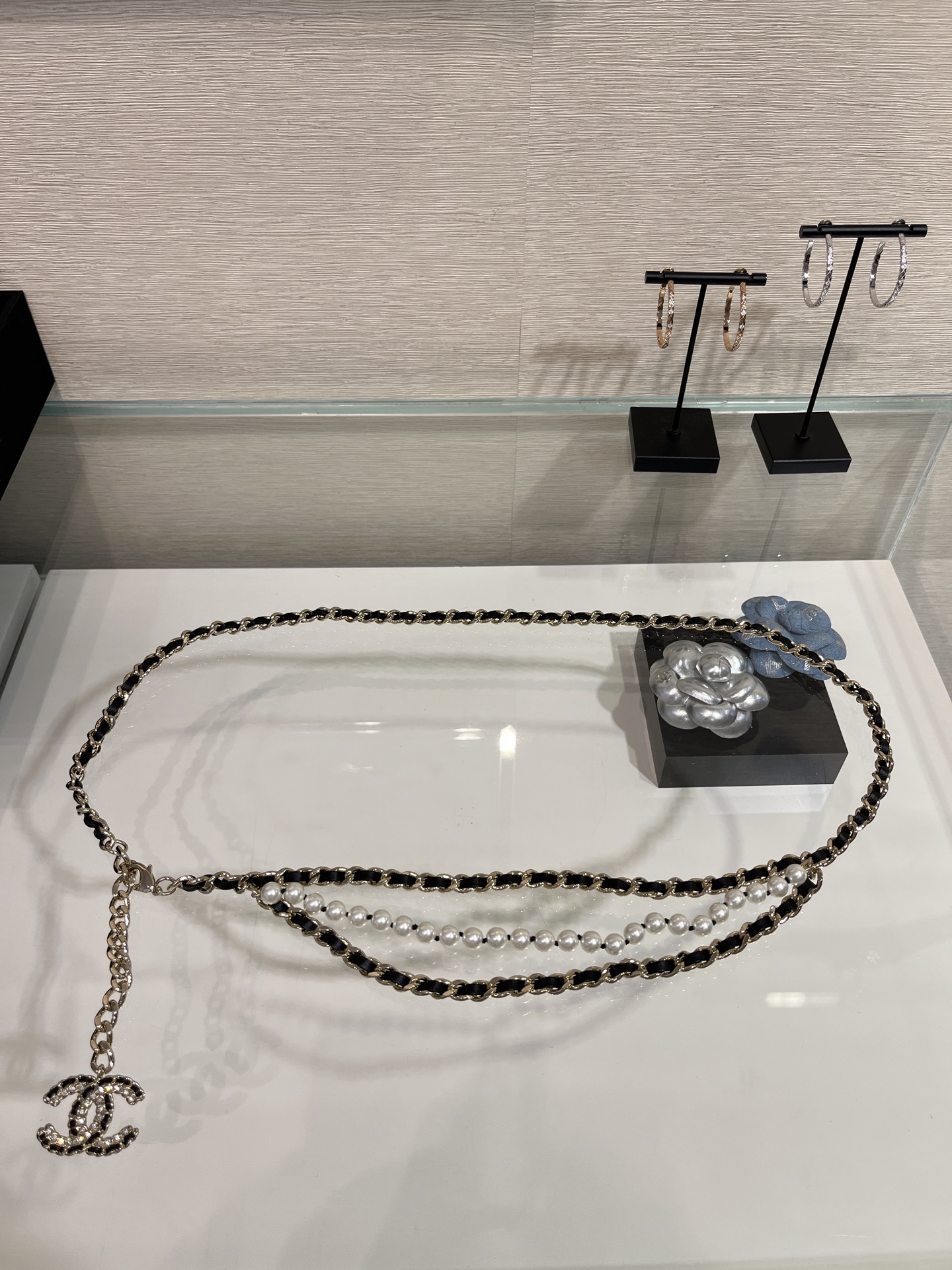 NO:632902,Classic popular waist chain, new pearl black leather chain double C three-layer waist chain, Xiaoxiangjia's most classic leather chain and pearl elements. The three-layer chain design is very layered when worn on the upper body. It highlights the superior body proportions. It is cool and sassy and super eye-catching. Customized crystal pearls made of the same brass material as yb, 88300, chanel, Cartier high-end jewelry19860909经典爆款腰链 新品珍珠黑色皮穿链双C三层腰链 小香家最经典的皮穿链和珍珠元素 三层链条设计佩戴上身很有层次感 凸显优越身材比例 又酷又飒超级吸睛 yb一样黄铜材质定制水晶珍珠,88300,,chanel,卡迪亚高端饰品,Jewelry