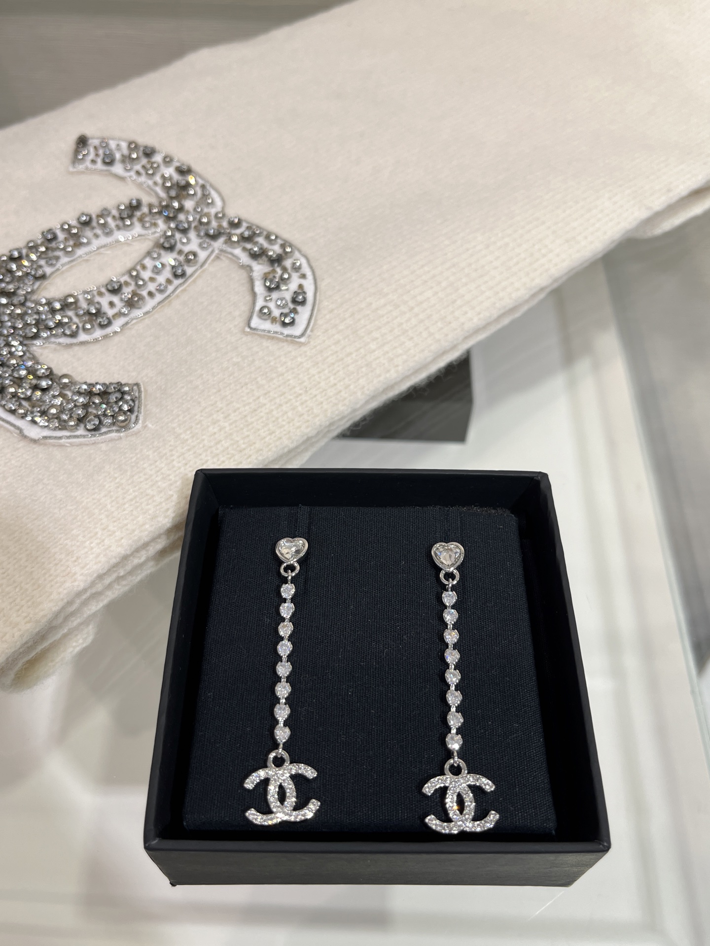 NO:632906,Arrive today. Long model with row of diamonds. 25s new silver full diamond double C love diamond crystal earrings. Classic double C love diamond row of diamond chain. Suitable for daily matching with skirts. Sparkling like a fairy. yb same brass material custom crystal 88188, skirts, Cartier high-end jewelry19860909今日到货排钻长款 25s新款银色满钻双C爱心钻水晶耳钉 经典双C爱心钻排钻链条的搭配 日常搭配裙子很合适 闪闪的很仙女 yb一样黄铜材质定制水晶88188,,skirts,卡迪亚高端饰品,Jewelry