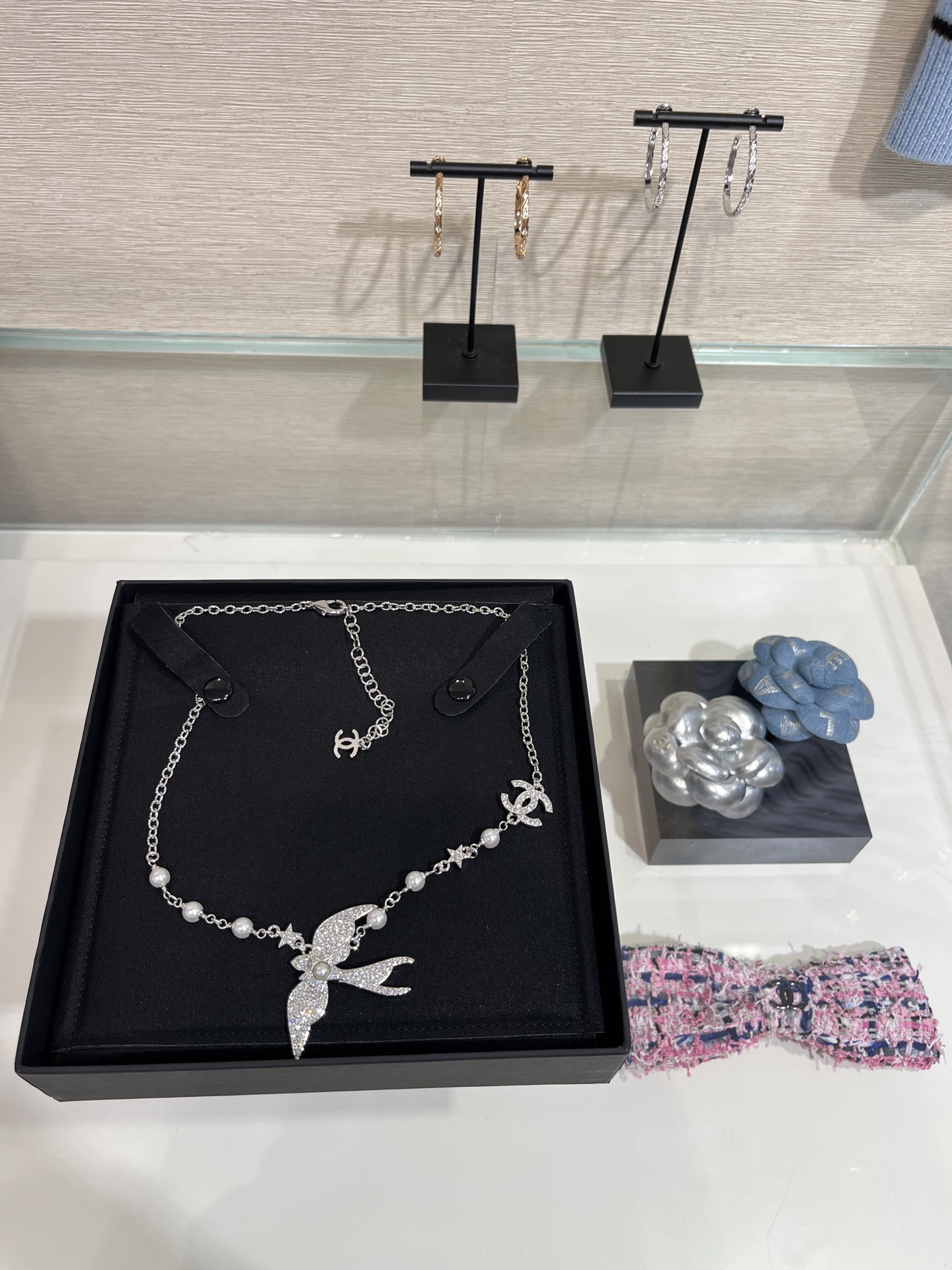 NO:635552,88260, today’s new high-end pearls are visually stunning, 25s new silver bird full of diamonds and double C pearl necklace. The bird elements of nature are cleverly integrated into the design. It has a sense of high-end jewelry and the details are exquisite. When paired with the upper body, it makes people feel very tasteful and noble. Made of the same brass material as yb. Customized crystal pearls, necklace, Cartier high-end jewelry.1986090988260,今日新品高珠即视感 25s新款银色飞鸟满钻双C珍珠项链 将大自然的飞鸟元素巧妙融入设计 很有高级珠宝感细节精致度太绝了 搭配上身 给人感觉很有品味又贵气 yb一样黄铜材质 定制水晶珍珠,,necklace,卡迪亚高端饰品,Jewelry