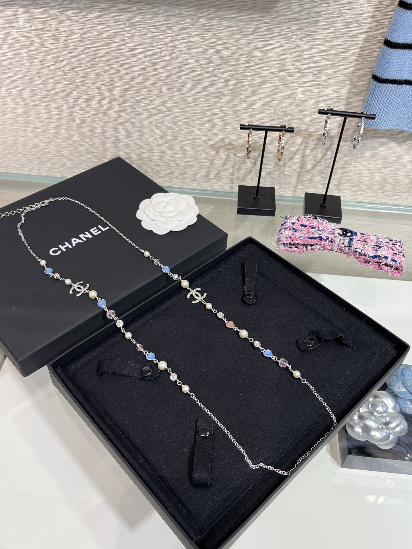 NO:632900,Today's new sweater chain 25 new blue pink love silver full diamond double C pearl sweater chain blue and pink contrasting mini small love heart directly full of sweetness One circle of sweater chain, two circles stacked, both suitable19860909今日新品毛衣链 25新款蓝色粉色爱心银色满钻双C珍珠毛衣链 蓝粉撞色mini小爱心 甜度直接拉满 一圈毛衣链,两圈叠戴,都合适 日常搭配太加分了 高级又很有氛围感 yb一样黄铜材质 定制水晶 高级树脂,88260,,sweaters,卡迪亚高端饰品,Jewelry