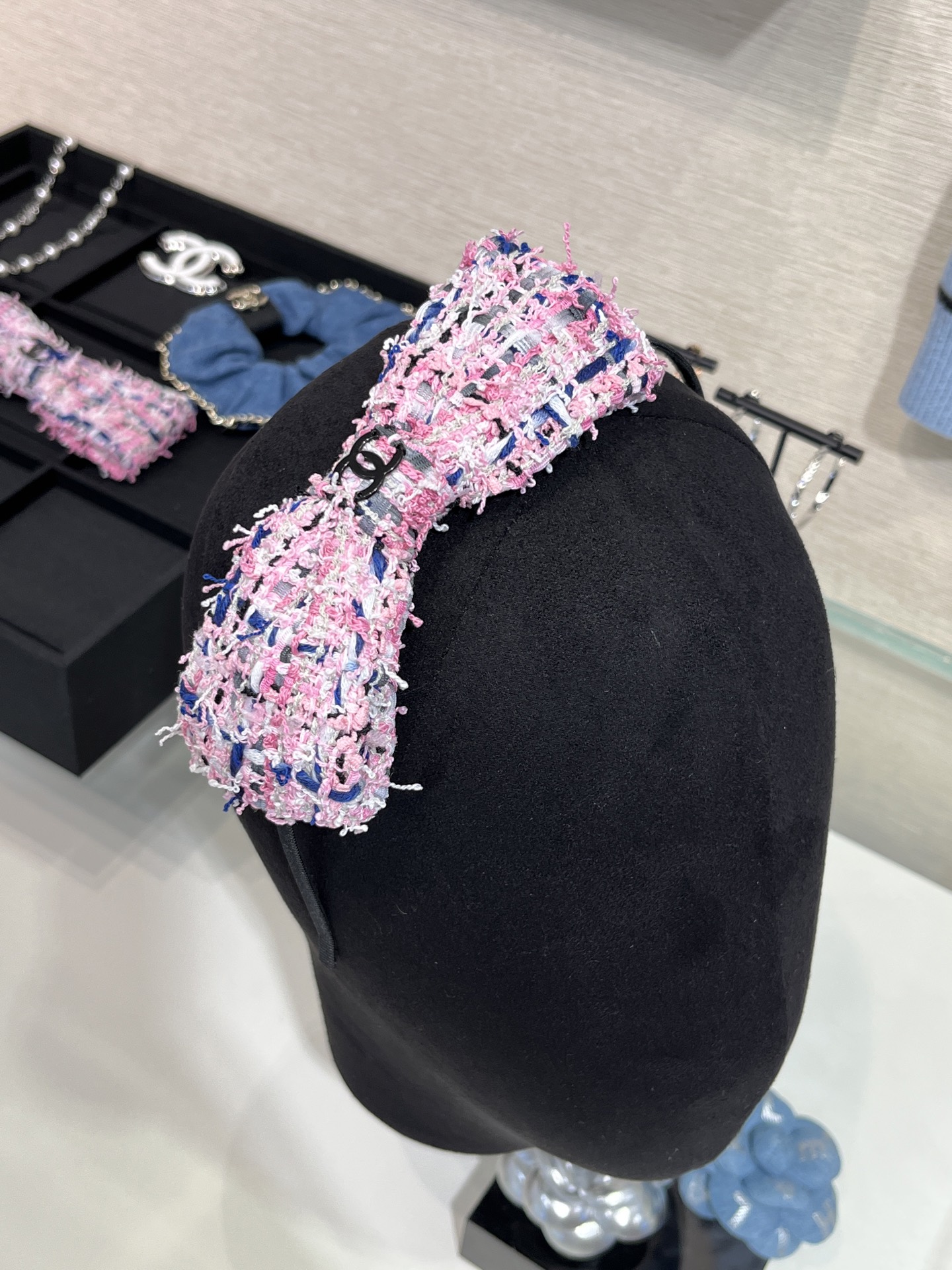 NO:633150,88200, spring and summer color matching headband arrived today, new pink tweed bow double C headband, cherry blossom pink tweed bow, the color is so beautiful, comes with a romantic filter, daily good-looking, practical and versatile, Cardia high-end jewelry1986090988200,今日到货春夏配色发箍 新款粉色粗毛呢蝴蝶结双C发箍 樱花粉色粗花呢蝴蝶结 颜色太美了 自带浪漫滤镜 日常好看实用百搭,,卡迪亚高端饰品,Jewelry