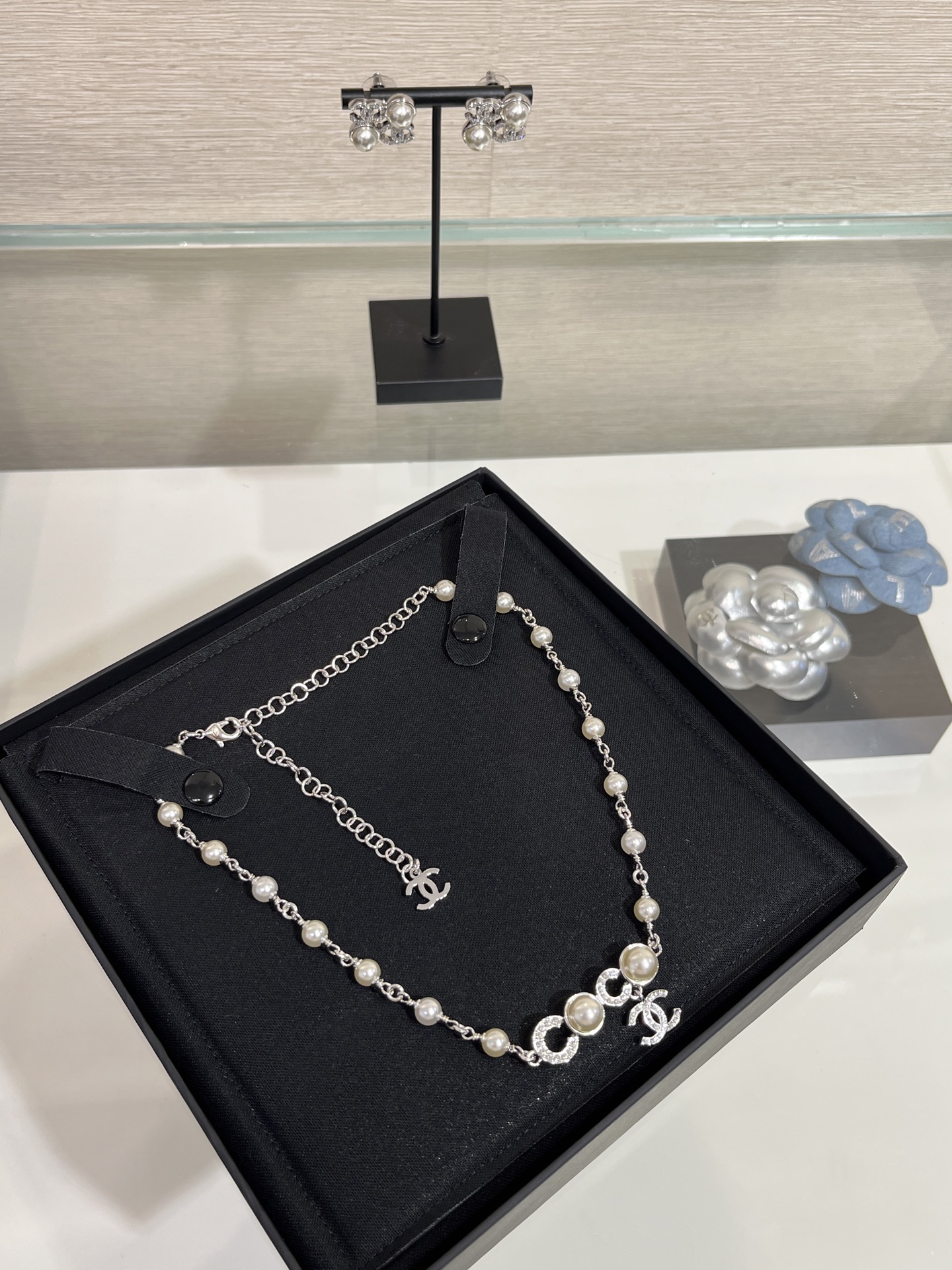 NO:632911,Today's new necklace, top version, 25s new rhinestone pearl coco double C silver necklace, pearl and rhinestone COCO classic double C small pendant, paired with cool silver, you can't go wrong with your eyes closed. YB same brass material, Swarovski diamond, customized pearls, necklace, Cartier high-end jewelry19860909今日新品项链 顶级版本 25s新款水钻珍珠coco双C银色项链 珍珠拼水钻COCO经典双C小吊坠 搭配清冷银色真的闭眼入不出错 yb一样黄铜材质 施华洛钻 定制珍珠,,necklace,卡迪亚高端饰品,Jewelry