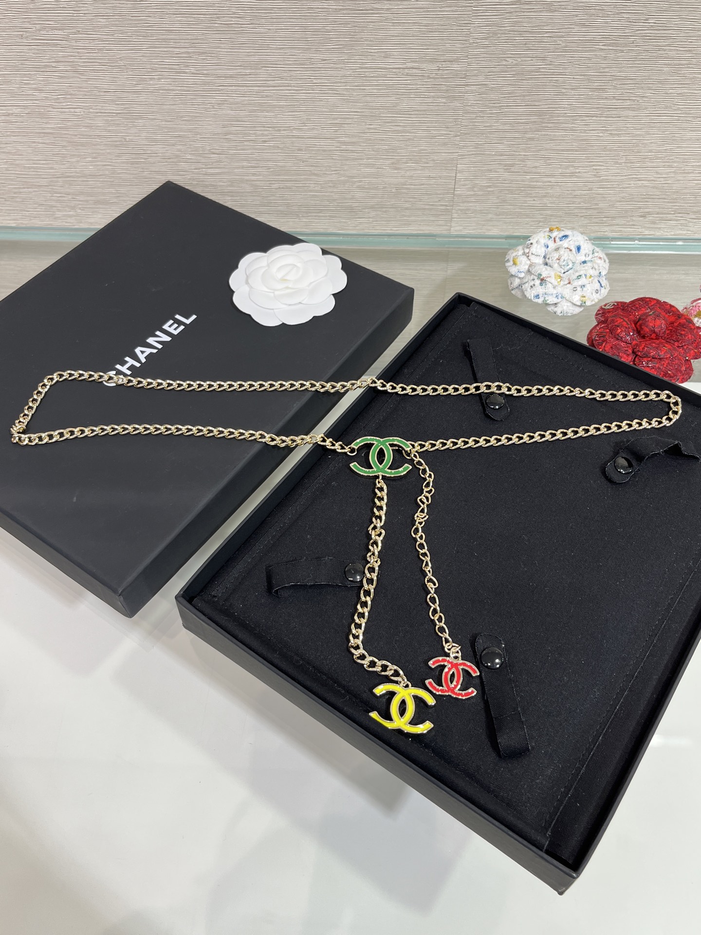 NO:634042,88240, arrived today. Various wearing effects. Second-hand series of color enamel double C silver waist chain necklace dual-use model. Dopamine color enamel with light gold chain. Full of vitality and the feeling of y2k millennium hottie. The hook can be hooked directly as long as you want. It is very convenient. z consistent brass material. Waist chain sweater chain belt picture packaging, sweaters, necklace, Cardia high-end jewelry1986090988240,今日到货 多种佩戴效果  中古系列彩色珐琅双C银色腰链项链两用款 多巴胺彩色珐琅搭配浅金色链条 活力满满又有y2k千禧辣妹的感觉 挂钩可以随意长短直接钩上去 很方便 z一致黄铜材质 腰链毛衣链带图片包装,,sweaters,necklace,卡迪亚高端饰品,Jewelry