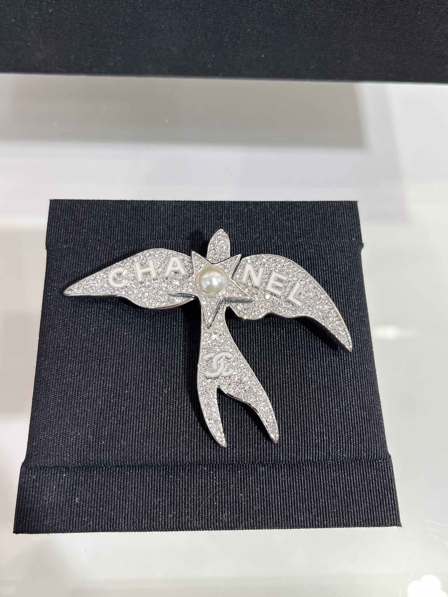 NO:633183,The brooch arrived today. The 25s new silver full-diamond bird pearl star brooch. The bird element of this season has a sense of high-end jewelry. It is paired with white enamel letters and double C pearl stars. The details are extremely refined, luxurious and tasteful. The same brass material as yb. Customized crystal pearls. Enamel craftsmanship. The brooch comes with a packaging box, brooch, breastpin, Cardia high-end jewelry.19860909今日到货胸针 25s新款银色满钻飞鸟珍珠星星胸针 本季的飞鸟元素很有高级珠宝感 搭配白色珐琅字母双C珍珠小星星 细节精致度超高 奢华贵气又有品味 yb一样黄铜材质 定制水晶珍珠 珐琅工艺 胸针带包装盒,,brooch，breastpin,卡迪亚高端饰品,Jewelry