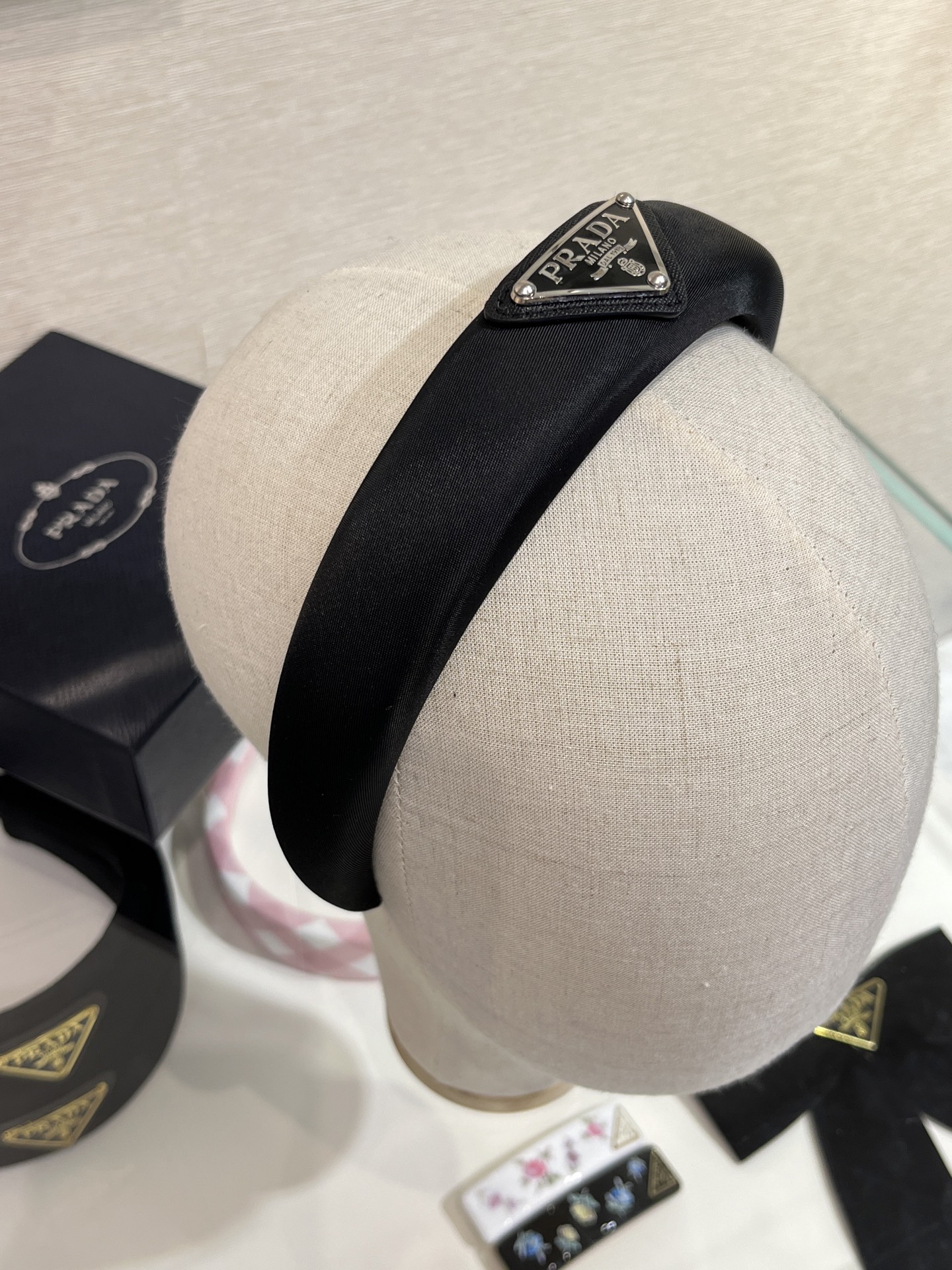 NO:634505,88170, today’s new black nylon new black nylon headband with silver letters and triangle logo. Black headband will never go out of style, versatile and practical. A must-have for high-ceiling hair. It is super eye-catching when worn on the upper body. The same brass material and enamel craftsmanship as YB, Cardia high-end jewelry1986090988170,今日新品黑色尼龙 新款银色字母三角标黑色尼龙发箍 黑色发箍永远不会过时百搭实用 高颅顶发型必备 佩戴上身超级显脸小 yb一样黄铜材质珐琅工艺,,卡迪亚高端饰品,Jewelry