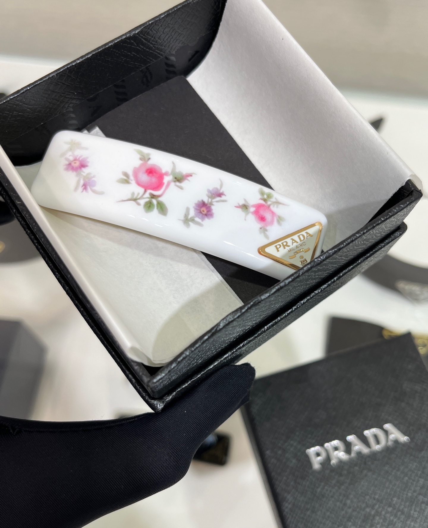 NO:633024,A single 88160 small floral flower arrived today. 25ss new gold letter white oil dripping triangle flower resin hairpin. Retro vintage style to wear spring on the head. The gentle blooming flowers are so understanding of girls' hearts. z customization, consistent brass gold plating, resin material, gold plating, hairpins, Cardia high-end jewelry19860909单只88160今日到货小碎花 25ss新款金色字母白色滴油三角标花朵树脂发夹 复古vintage风格把春天戴在头上 温柔绽放的小花朵太懂少女心啦 z定制 一致黄铜镀金 树脂材质,,gold plating,hairpins,卡迪亚高端饰品,Jewelry