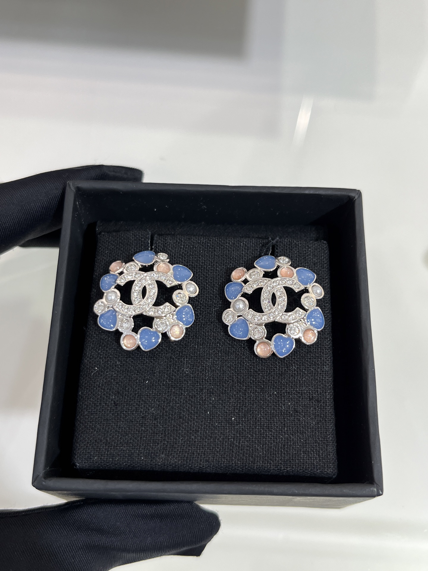 NO:632986,88200 arrived today and bought yb 25 new blue love silver full diamond double C flower stud earrings. Small blue love pink crystals are surrounded in a circle like a garland in spring. The sweetness is directly filled with sequins in the resin. The matching color is perfect for summer. The same brass material as yb. Swarovski diamonds. Customized high-end resin. Stud earrings with packaging box. Top version, earrings, Cardia high-end jewelry.1986090988200 今日到货购入yb 25新款蓝色爱心银色满钻双C花朵耳钉 蓝色小爱心粉色水晶 围绕成一圈 像春日里的花环一样 甜度直接拉满 树脂里面有亮片,对版颜色太适合夏天啦 yb一样黄铜材质 施华洛钻 定制高级树脂 耳钉耳环带包装盒 顶级版本,,earrings,卡迪亚高端饰品,Jewelry