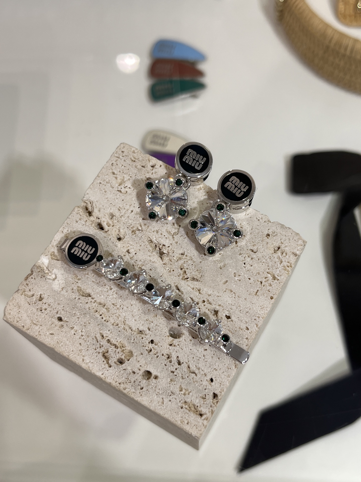 𝐌𝐈𝐔𝐌𝐈𝐔新款珐琅字母水晶系列合集
三色可选：白色 焦糖色 墨绿色
推荐耳钉➕发夹一套搭配 闪爆🪩