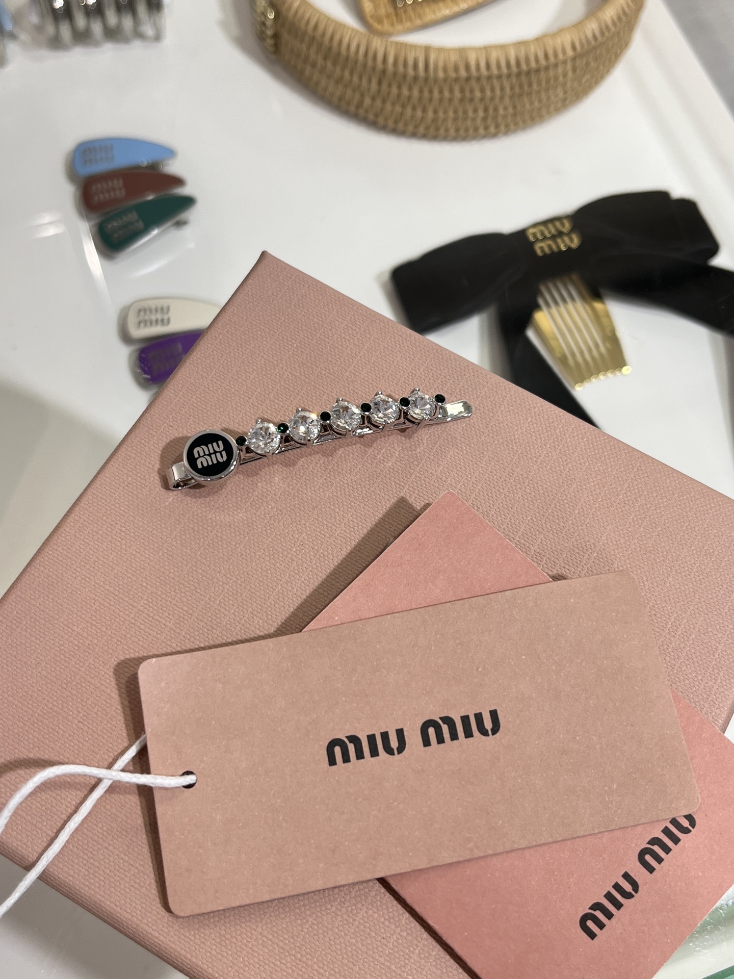 NO:632890,Single piece 88180 Today's new product purchase yb 25 spring and summer new dark green enamel letter crystal one-piece clip. Swarovski crystals are explosive. It is recommended to buy it. You really get what you pay for. You will be amazed when you get the real thing. It can be used to clip bangs and clip broken hair. It is super practical. The same brass material as yb, Swarovski diamonds. Enamel craftsmanship, Cartier high-end jewelry19860909单只88180 今日新品购入yb 25年春夏新款墨绿色珐琅字母水晶一字夹 施华洛水晶闪爆了,推荐入手 真的一分钱一分货 拿到实物会被惊艳到 可以用来夹刘海、夹碎发,超级实用 yb一样黄铜材质施华洛钻 珐琅工艺,,卡迪亚高端饰品,Jewelry