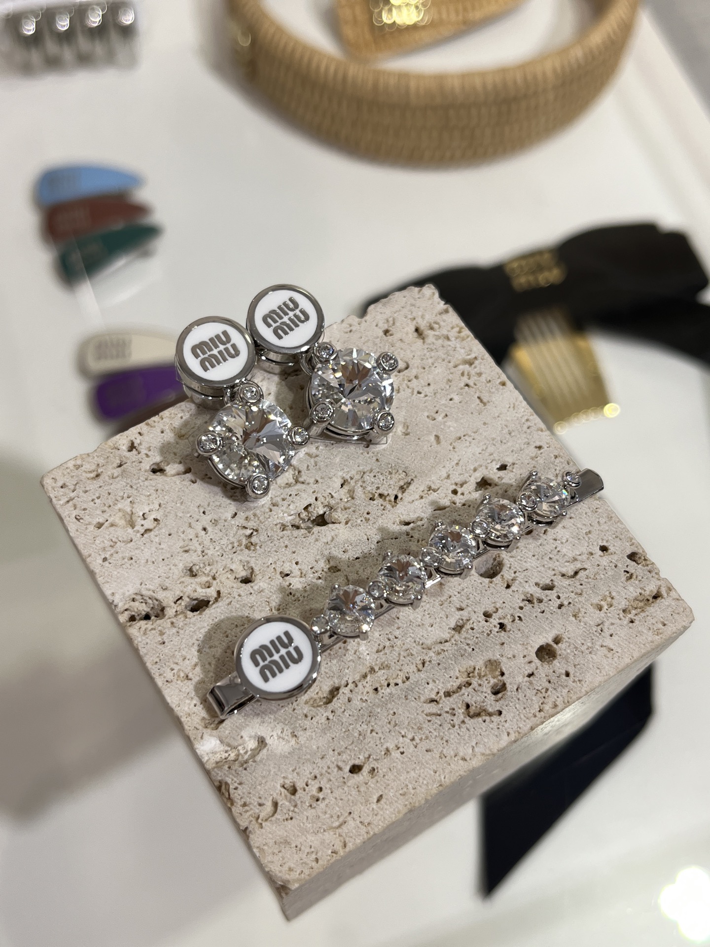 𝐌𝐈𝐔𝐌𝐈𝐔新款珐琅字母水晶系列合集
三色可选：白色 焦糖色 墨绿色
推荐耳钉➕发夹一套搭配 闪爆🪩