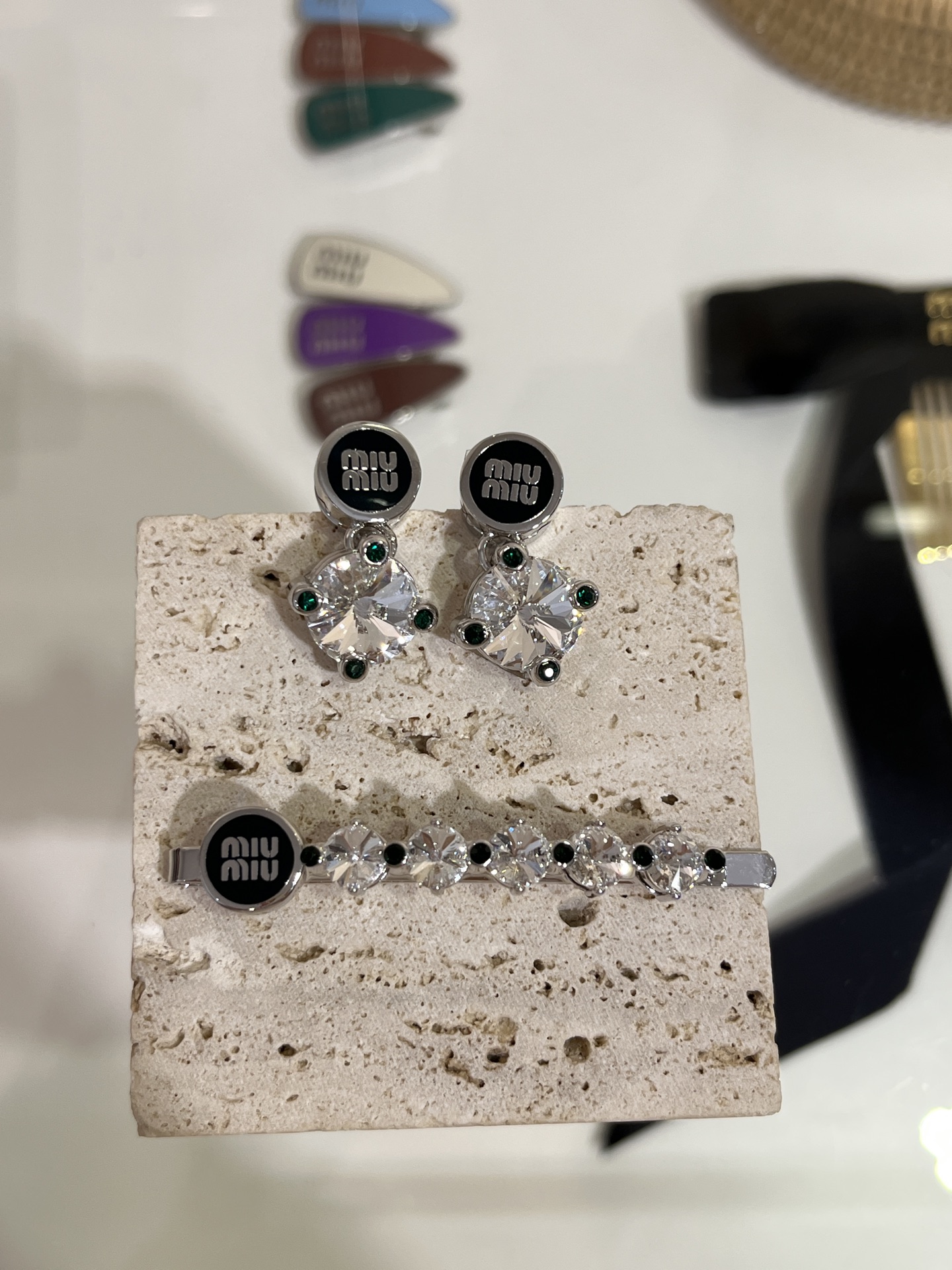 𝐌𝐈𝐔𝐌𝐈𝐔新款珐琅字母水晶系列合集
三色可选：白色 焦糖色 墨绿色
推荐耳钉➕发夹一套搭配 闪爆🪩