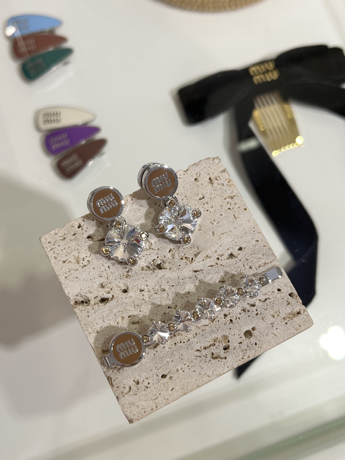 𝐌𝐈𝐔𝐌𝐈𝐔新款珐琅字母水晶系列合集
三色可选：白色 焦糖色 墨绿色
推荐耳钉➕发夹一套搭配 闪爆🪩