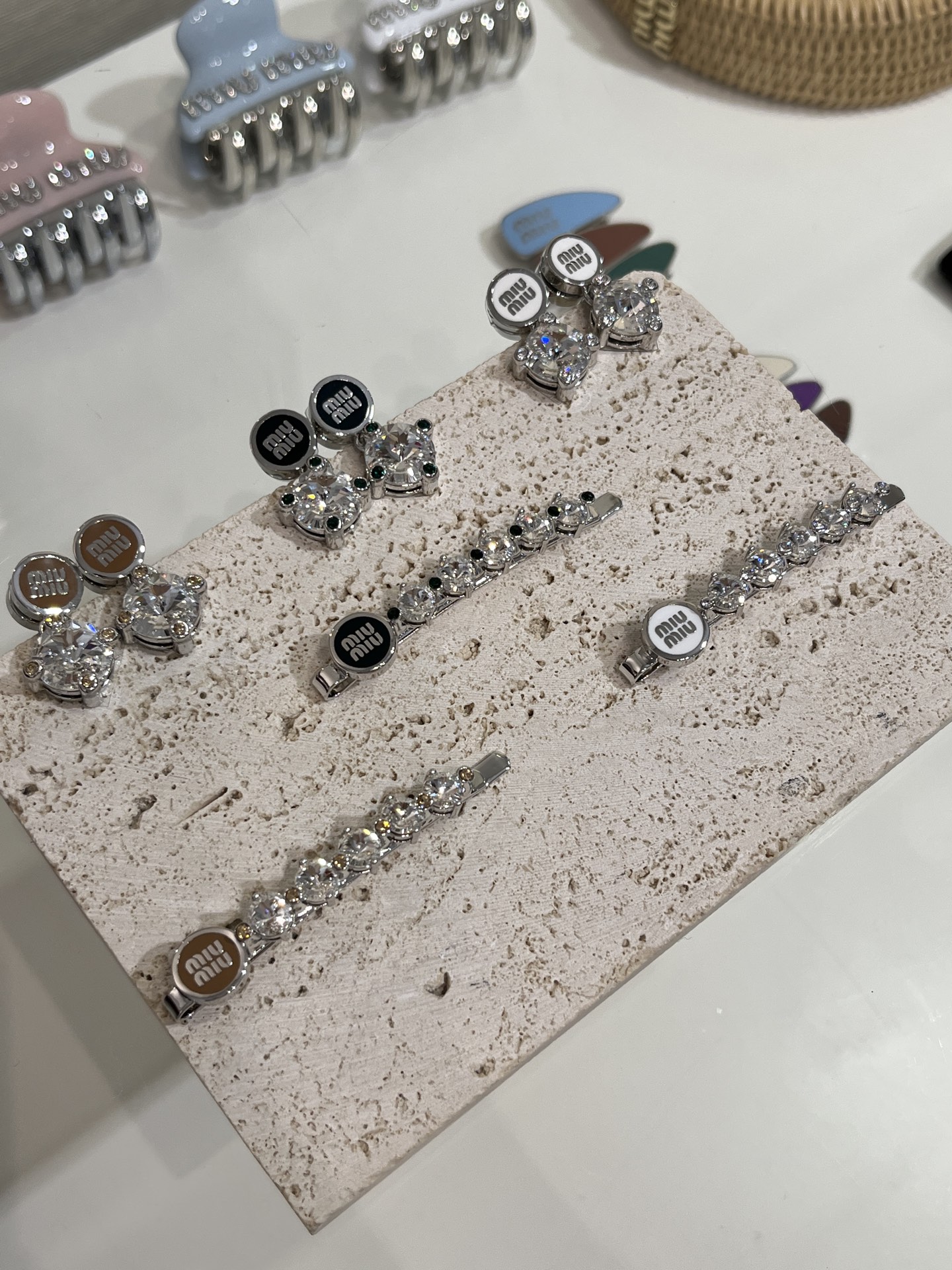 𝐌𝐈𝐔𝐌𝐈𝐔新款珐琅字母水晶系列合集
三色可选：白色 焦糖色 墨绿色
推荐耳钉➕发夹一套搭配 闪爆🪩