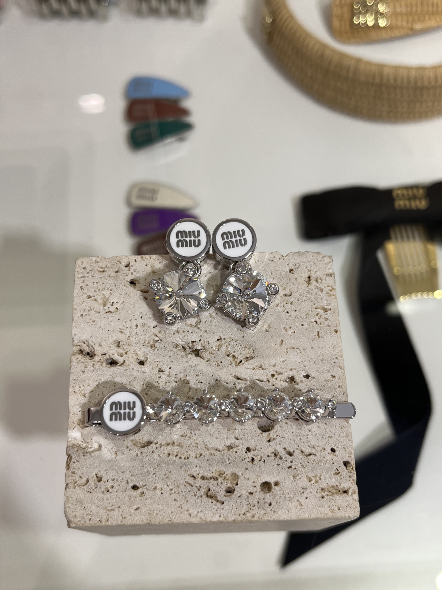 𝐌𝐈𝐔𝐌𝐈𝐔新款珐琅字母水晶系列合集
三色可选：白色 焦糖色 墨绿色
推荐耳钉➕发夹一套搭配 闪爆🪩