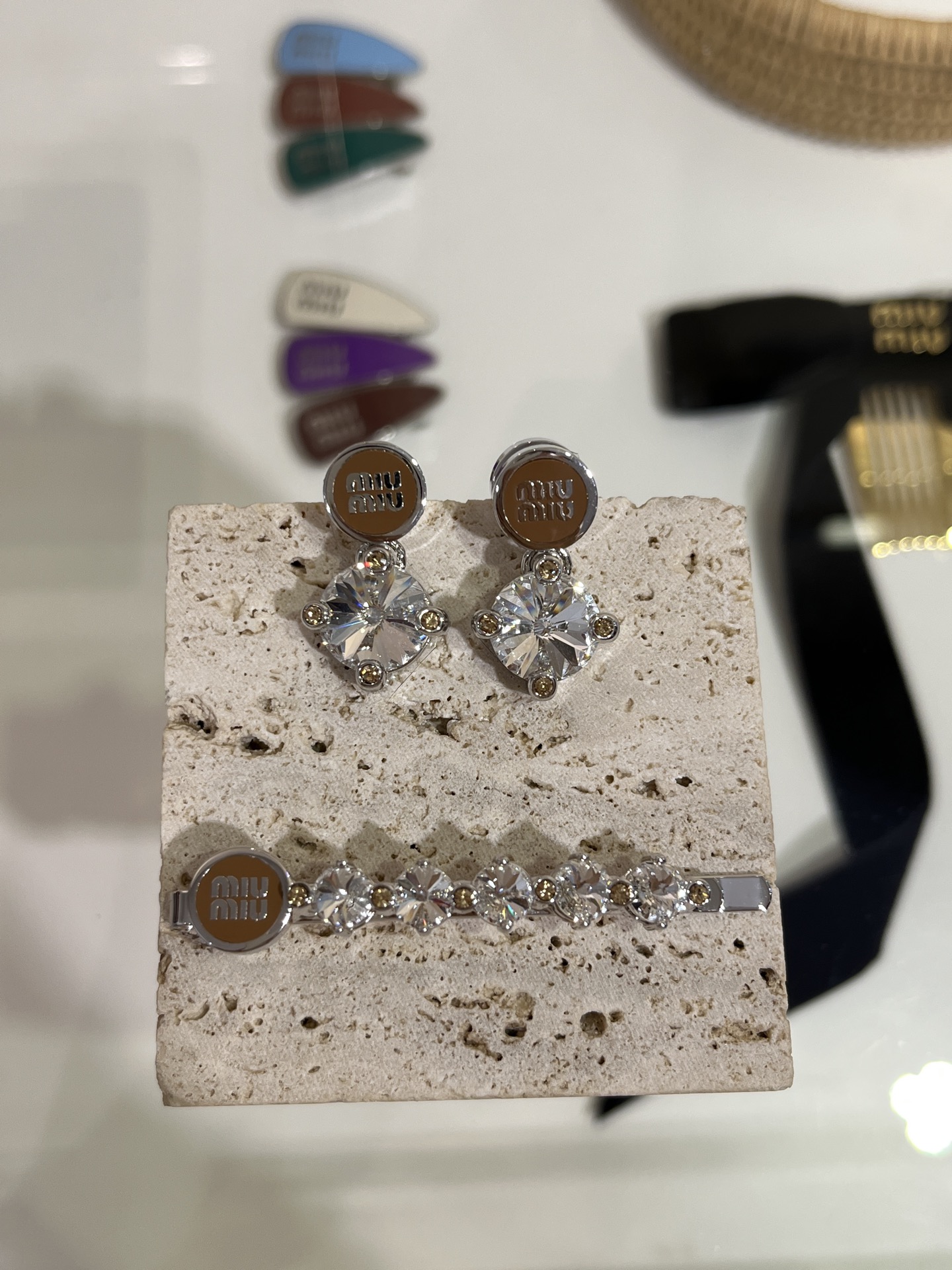 𝐌𝐈𝐔𝐌𝐈𝐔新款珐琅字母水晶系列合集
三色可选：白色 焦糖色 墨绿色
推荐耳钉➕发夹一套搭配 闪爆🪩