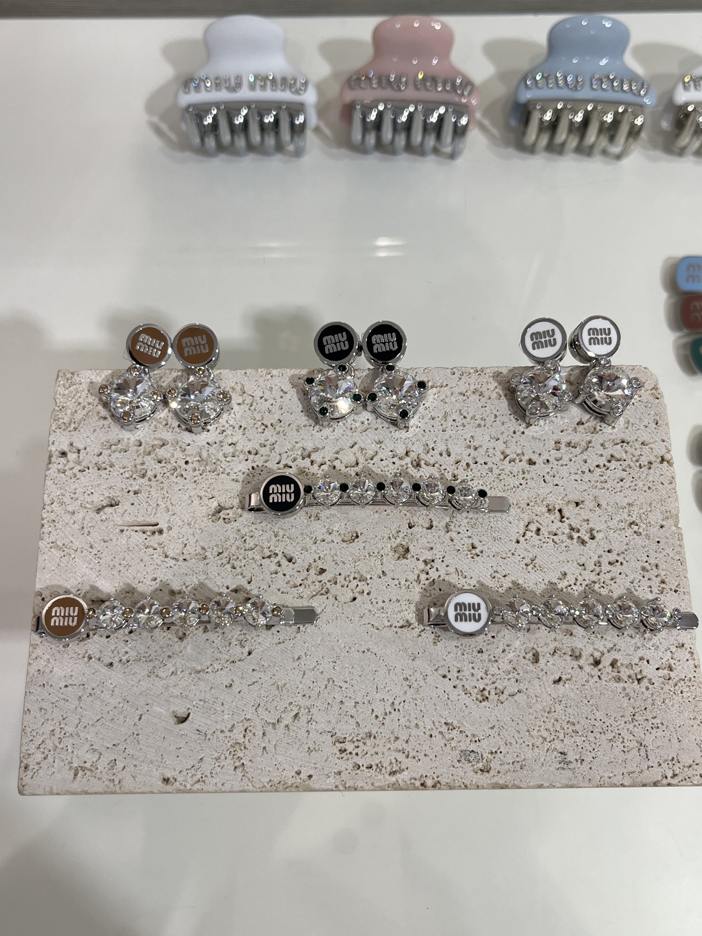 NO:632893,Collection of the new enamel letter crystal series. Available in three colors: white, caramel, and dark green. Recommended set of earrings and hairpins. Flash, hairpins, Cartier high-end jewelry19860909新款珐琅字母水晶系列合集 三色可选白色 焦糖色 墨绿色 推荐耳钉发夹一套搭配 闪爆,,hairpins,卡迪亚高端饰品,Jewelry