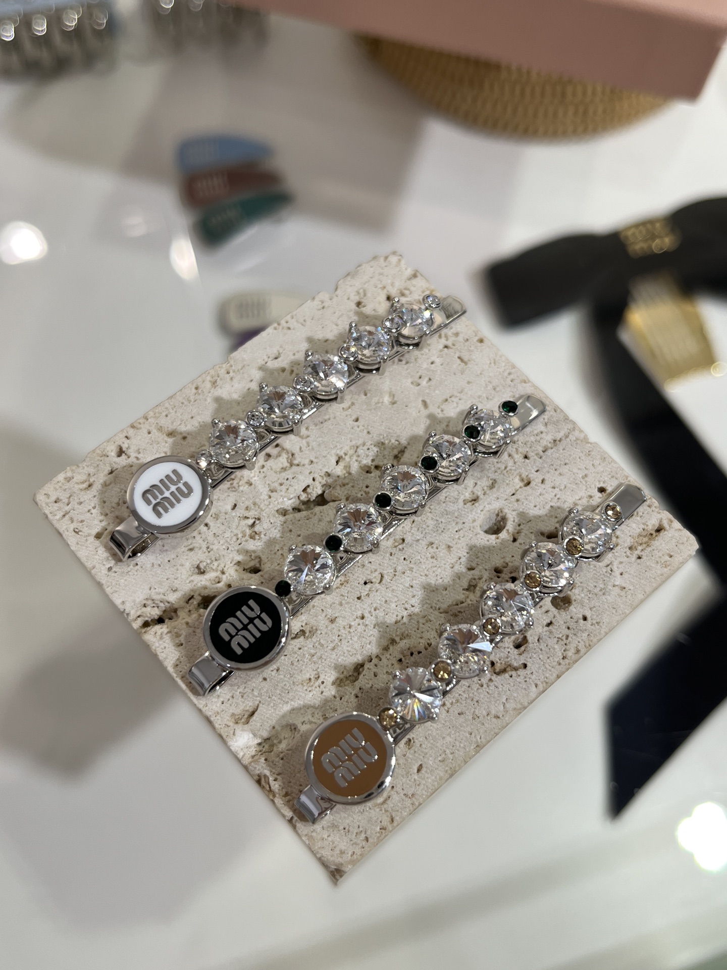 𝐌𝐈𝐔𝐌𝐈𝐔新款珐琅字母水晶系列合集
三色可选：白色 焦糖色 墨绿色
推荐耳钉➕发夹一套搭配 闪爆🪩