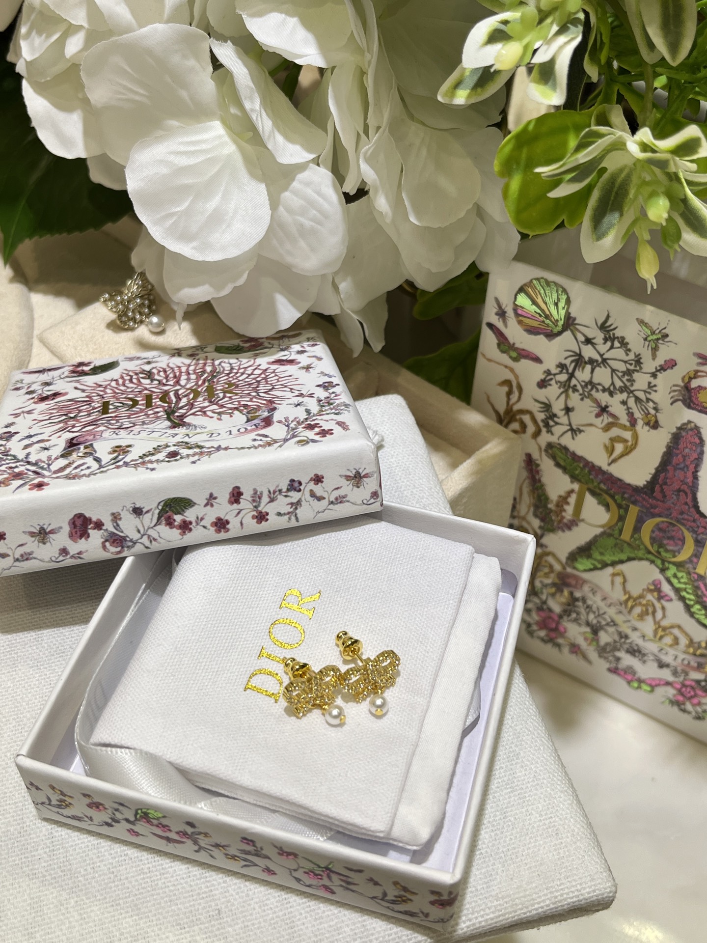 NO:633877,88170, the earrings arrived today. The 25-year new golden bow pearl pendant earrings. The mini full-diamond bow is so cute. The sophistication is so exquisite. The small pair of giant flashes can’t be focused when taking pictures. The sense of luxury revealed inadvertently is simply too charming. Brass crystal pearls like yb. Stud earrings, earrings, Cardia high-end jewelry1986090988170,今日到货耳钉 25年新款金色蝴蝶结珍珠吊坠耳钉 mini满钻蝴蝶结太可爱了 精致度拉满 小小一对巨闪 拍照都聚焦不了 不经意间透露出来的高级感简直太迷人 yb一样黄铜水晶珍珠 耳钉耳环,,earrings,卡迪亚高端饰品,Jewelry