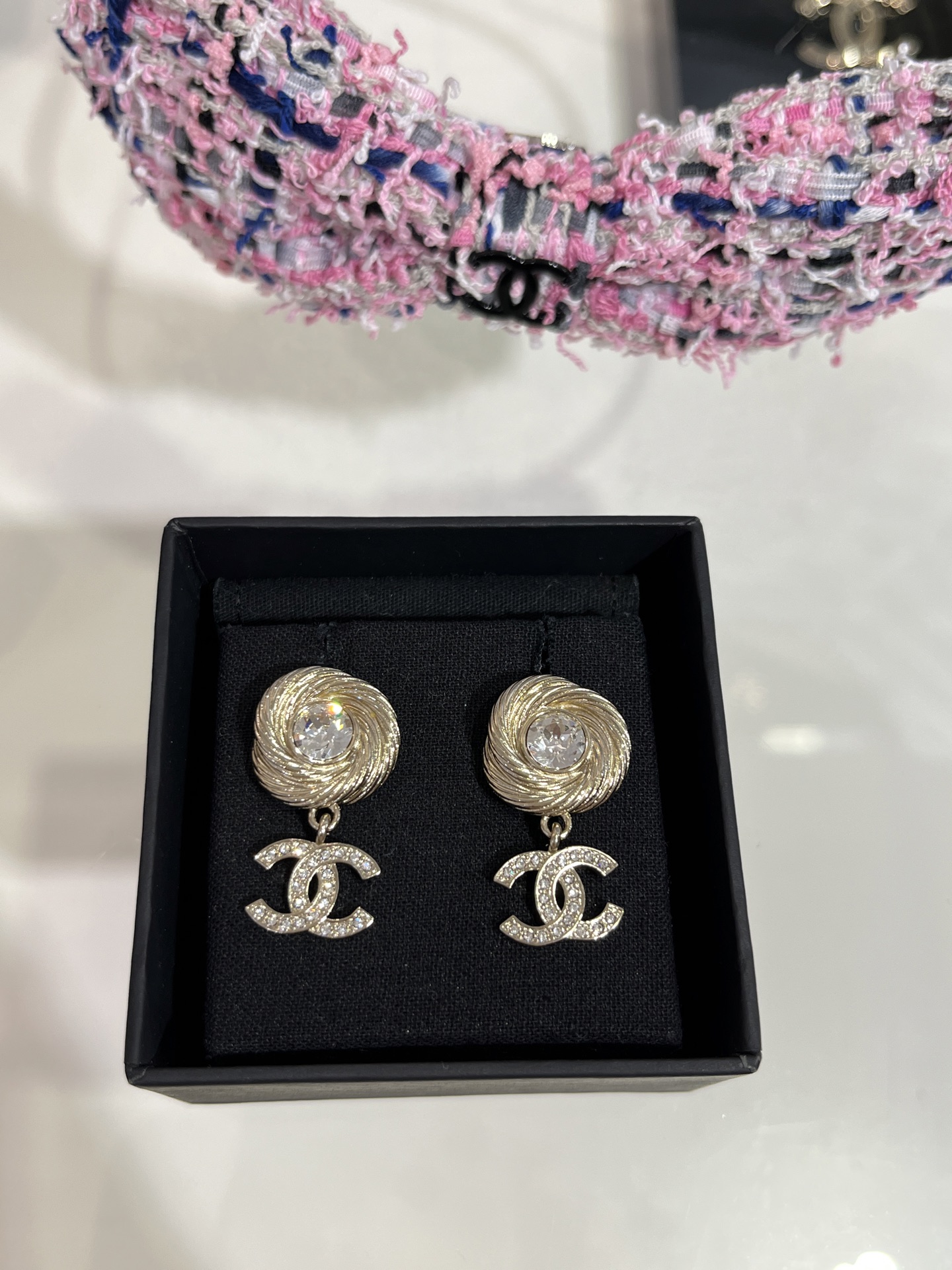 NO:634447,88180, arrived today to buy yb 25s new gold full diamond double C pendant brushed round stud earrings, rotating brushed ring + rhinestones, very retro vintage feel. The upper part of the pendant style has a rich temperament. It is good-looking and versatile for daily use. The same brass material as yb, Swarovski diamonds. Top version. Stud earrings, earrings, Cardia high-end jewelry1986090988180,今日到货购入yb 25s新款金色满钻双C吊坠拉丝圆形耳钉 旋转拉丝圆环+水钻 很有复古vintage感觉 吊坠款上身很千金气质 日常好看又百搭 yb一样黄铜材质施华洛钻 顶级版本 耳钉耳环,,earrings,卡迪亚高端饰品,Jewelry