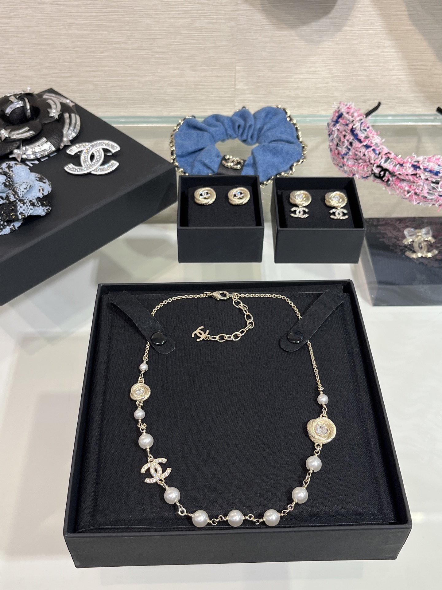 NO:633908,88220. Today’s new product purchase yb 25s new gold full diamond double C brushed round pearl necklace, rotating brushed ring + rhinestones, very retro vintage feel. This season’s hidden beauty model has the temperament of a wealthy lady. yb same brass material Swarovski diamonds, customized pearls, necklace, Cartier high-end jewelry1986090988220.今日新品购入yb 25s新款金色满钻双C拉丝圆形珍珠项链 旋转拉丝圆环+水钻 很有复古vintage感觉 本季的隐藏美貌款非常千金大小姐气质 yb一样黄铜材质施华洛钻 定制珍珠,,necklace,卡迪亚高端饰品,Jewelry