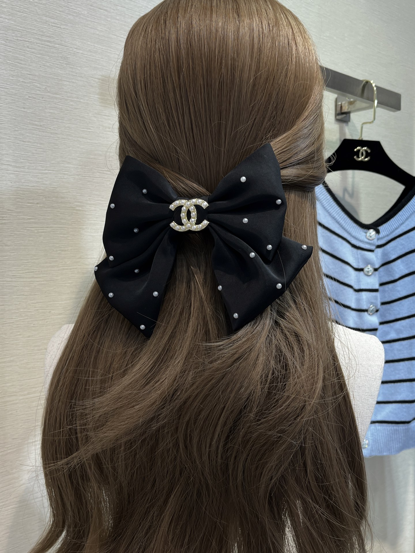 NO:633540,88180, Hairpins arrived today. New golden double C black bow with pearl polka dot hairpin. Classic bow hairpin is perfect for half-tied hair style. It has a low-key and high-end feel. It looks really good. It is a must-have for beautiful girls and socialites. It is good-looking, practical and versatile in daily life. Hairpins, hairpins, Cartier high-end jewelry1986090988180,今日到货发夹 新款金色双C黑色蝴蝶结珍珠波点发夹 经典蝴蝶结发夹好适合半扎发造型 自带低调高级感 颜值真的太高啦 美少女名媛必备 日常好看实用百搭 发夹,,hairpins,卡迪亚高端饰品,Jewelry