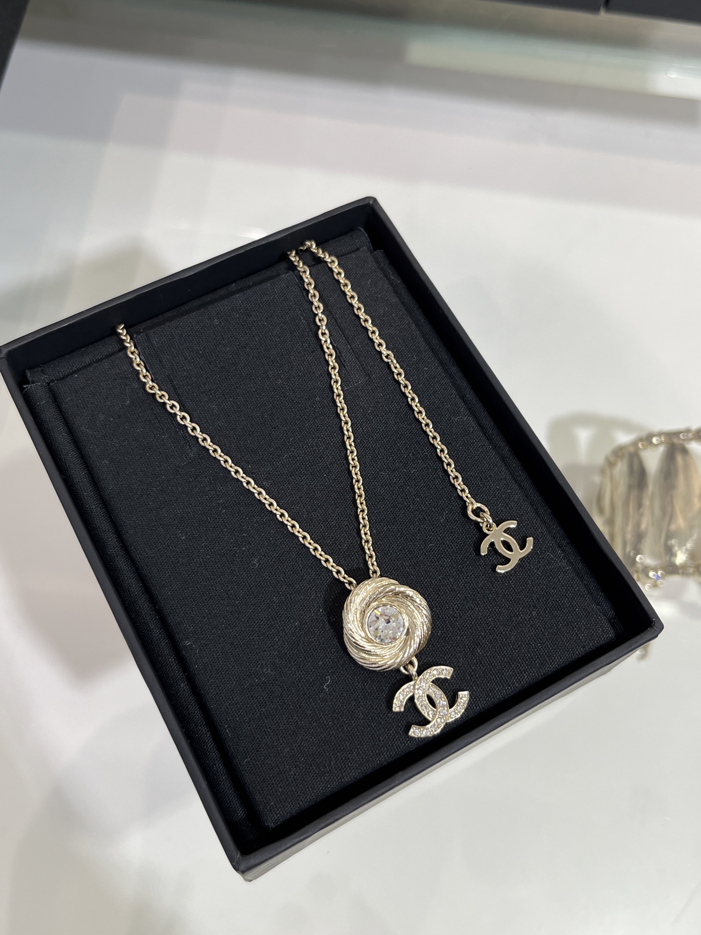 NO:632944,88200, today’s new necklace, 25s new gold full diamond double C brushed round necklace, rotating brushed ring + rhinestones, very retro vintage feel, adjustable chain length, casual and elegant for daily wear, yb same brass material Swarovski diamonds, top version, necklace, Cartier high-end jewelry1986090988200, 今日新品项链 25s新款金色满钻双C拉丝圆形项链 旋转拉丝圆环+水钻 很有复古vintage感觉 链条长度可调节 日常搭配休闲贵气 yb一样黄铜材质施华洛钻 顶级版本,,necklace,卡迪亚高端饰品,Jewelry