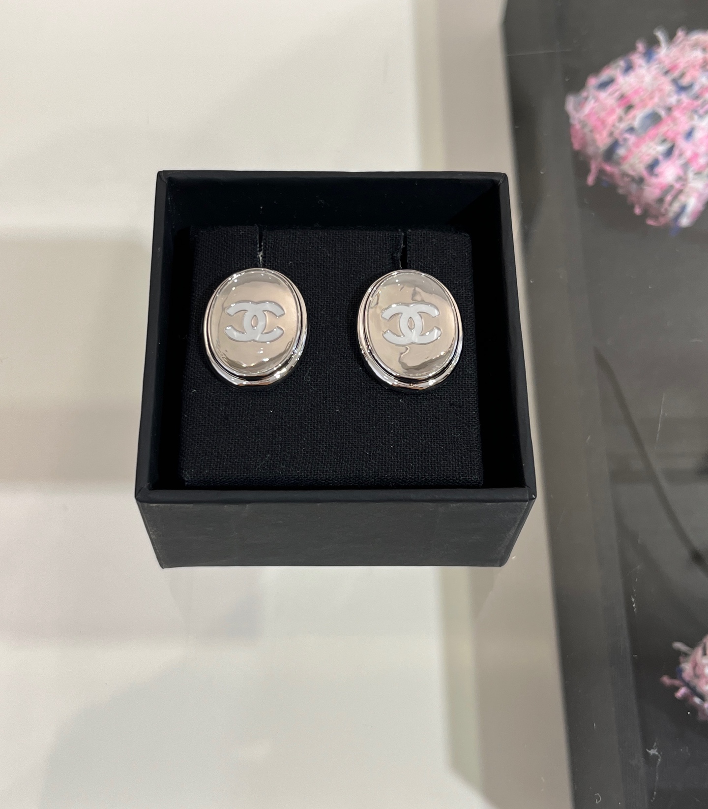 NO:634586,88180 Arrive today and buy yb 25s new white enamel double C mirror oval button stud earrings. There are no restrictions on the silver and white color matching. It is so fashionable. Very refreshing and simple design. The large size upper ear is very eye-catching. The same brass material as yb. Enamel craftsmanship. Must-have earrings. Stud earrings with packaging box. Top version, earrings, Cardia high-end jewelry.1986090988180 今日到货购入yb 25s新款白色珐琅双C镜面椭圆纽扣耳钉 银白配色搭配无限制简直时髦到爆 非常清爽简单的设计 大尺寸上耳很吸睛 yb一样黄铜材质 珐琅工艺 爆款必入 耳钉耳环带包装盒 顶级版本,,earrings,卡迪亚高端饰品,Jewelry