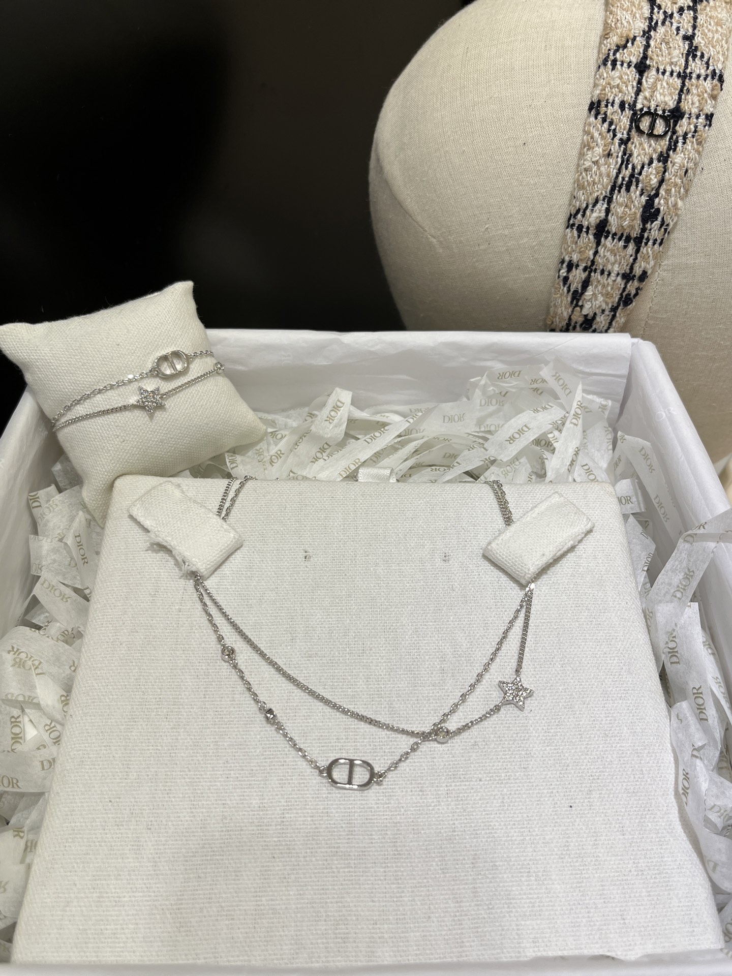 NO:633009,88180, today's new silver model, 25 years new silver CD full diamond star double-layer necklace, the long-selling star necklace is finally available in silver. The double-layer chain has a stacking effect. It is sparkling and beautiful. It is made of the same brass material as yb. Swarovski silver phantom diamond. Five-pointed star necklace. Top version, necklace, Cartier high-end jewelry.1986090988180,今日新品银色款 25年新款银色CD满钻星星双层项链 长期热卖的星星项链终于出银色啦 双层链条自带叠戴效果 闪闪的超好看 yb一样黄铜材质 施华洛银色魅影钻 五角星项链 顶级版本,,necklace,卡迪亚高端饰品,Jewelry