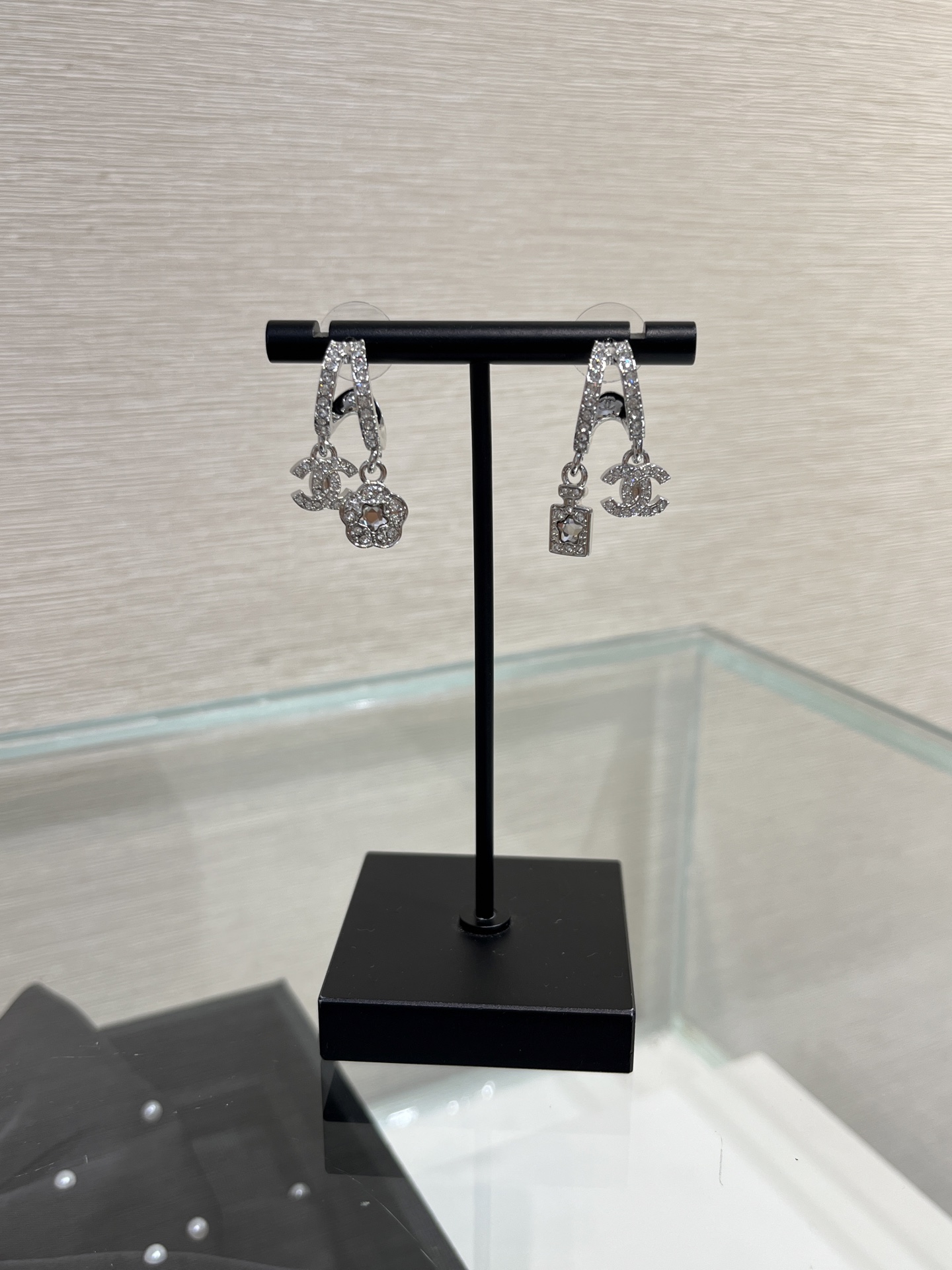 NO:633566,88180, the asymmetrical AB model arrived today. 25 new crystal star full diamond double C pendant earrings. The double-layered asymmetric design of perfume bottle clover. Super cute. A must-have for beauties to enhance their sense of sophistication and elegance. YB-like brass material. Swarovski diamonds. Customized stones. Top version, earrings, Cartier high-end jewelry.1986090988180,今日到货不对称AB款 25新款水晶星星满钻双C吊坠耳环 香水瓶幸运草的双层不对称设计 超级可爱 美女日常提升精致贵气感必备 yb一样黄铜材质 施华洛钻 定制石头.顶级版本,,earrings,卡迪亚高端饰品,Jewelry